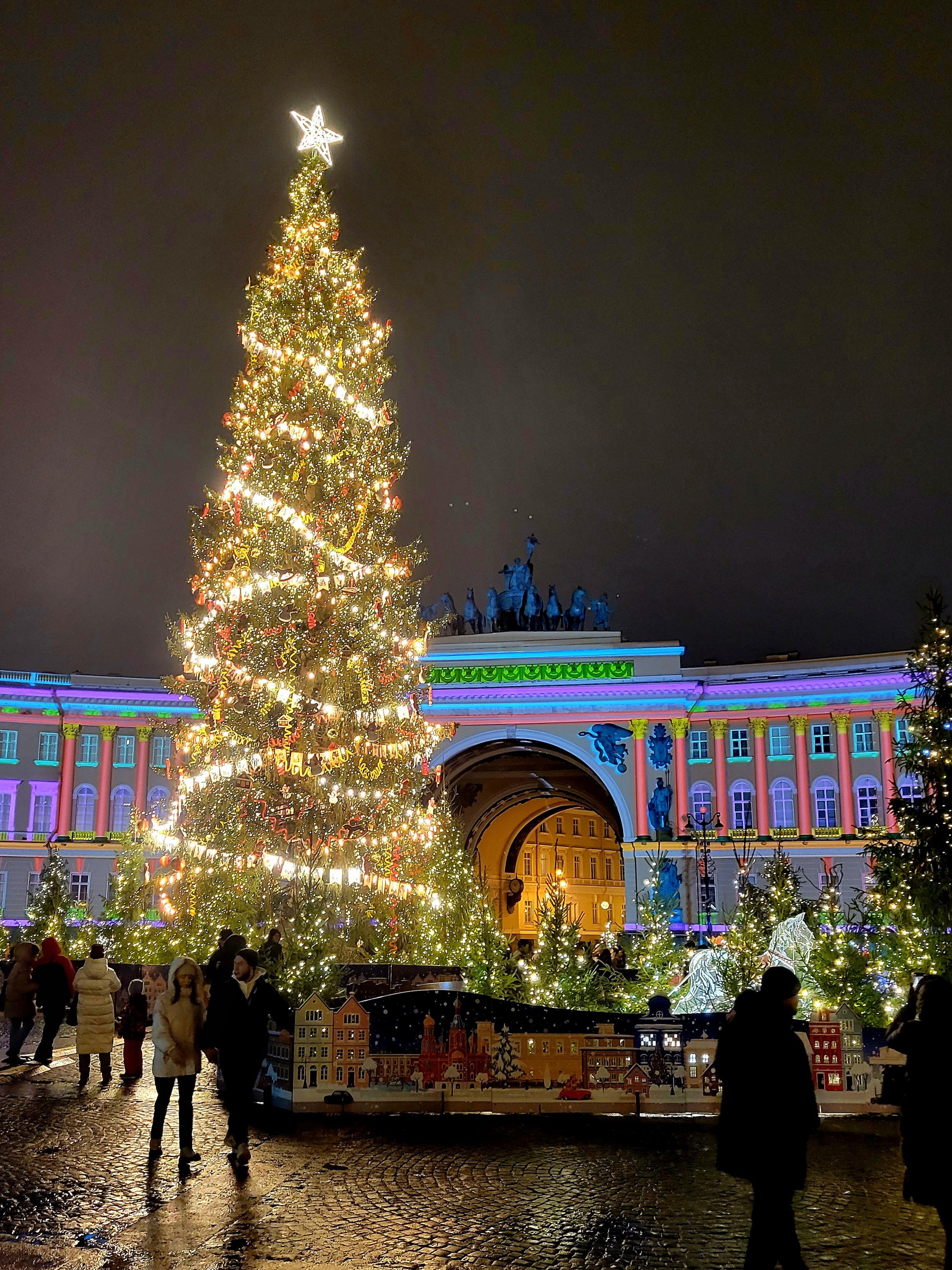 Город утопает в огнях. На Дворцовой - красивая елка, но немного криво поставлена