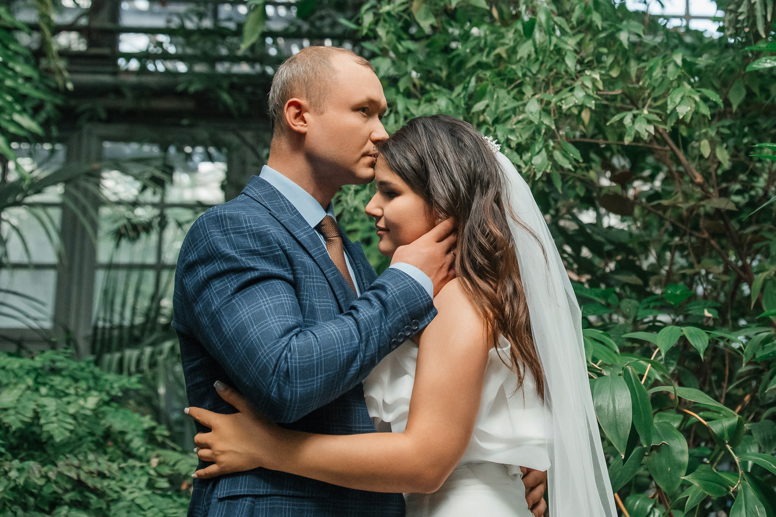 Свадебная фотосессия в оранжерее Ботанического сада им. Цицина. Свадебный и репортажный фотограф-видеограф Москва и Московская область