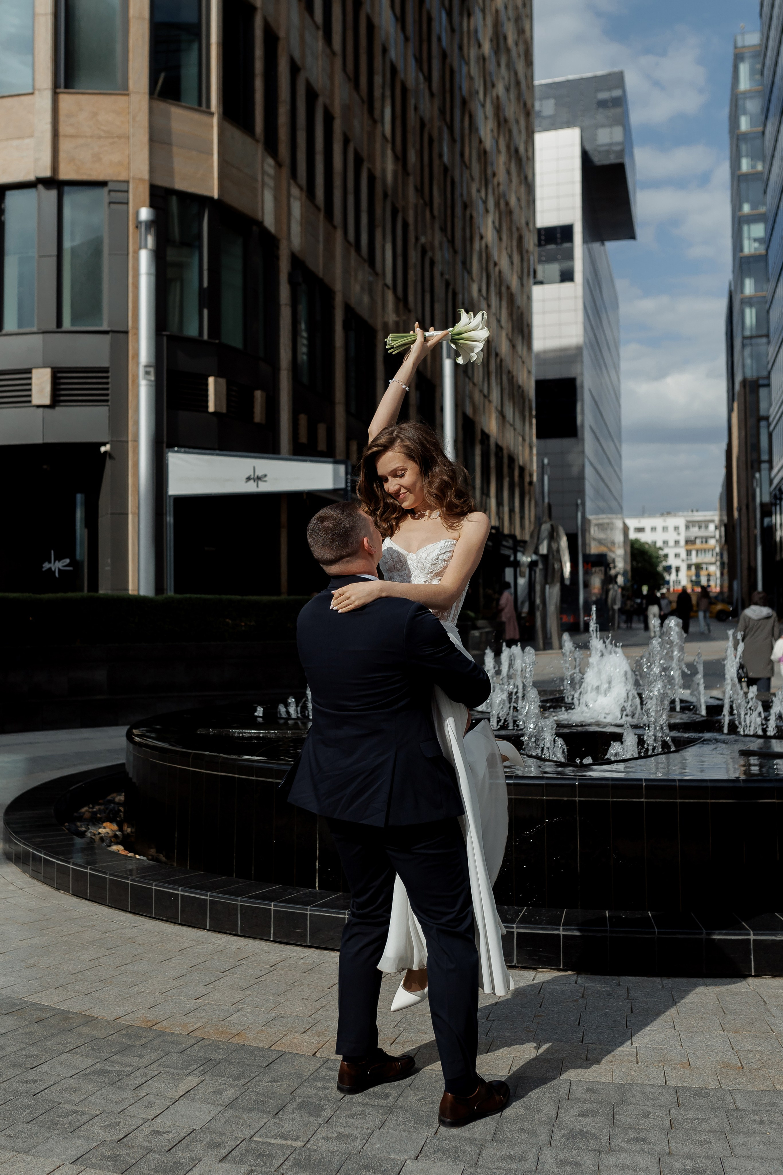 Свадебная прогулка по городу. Свадебный фотограф в Москве Дарья Олендарёва