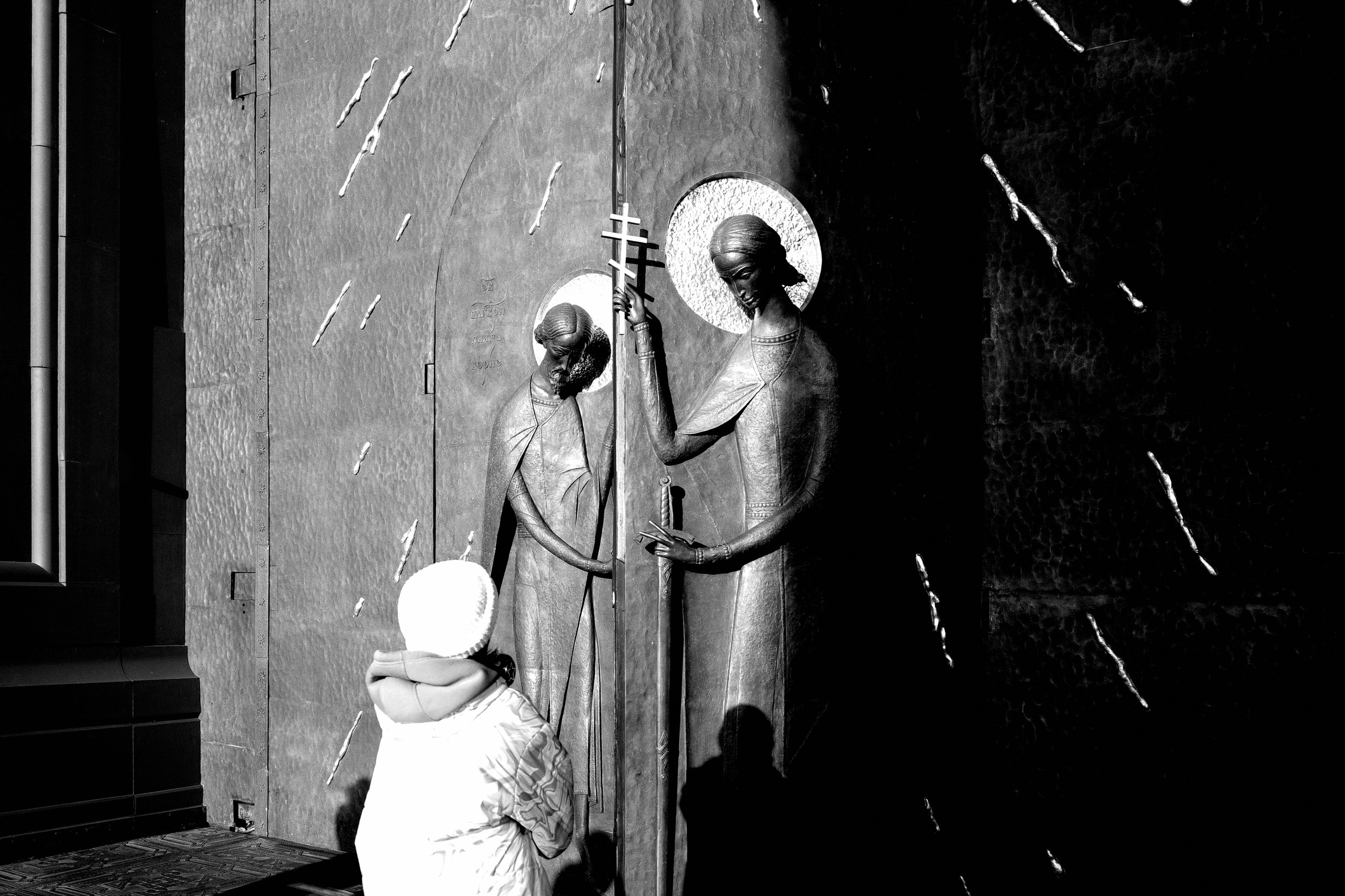 Девочка у входа в Главный Храм Вооруженных Сил РФ 