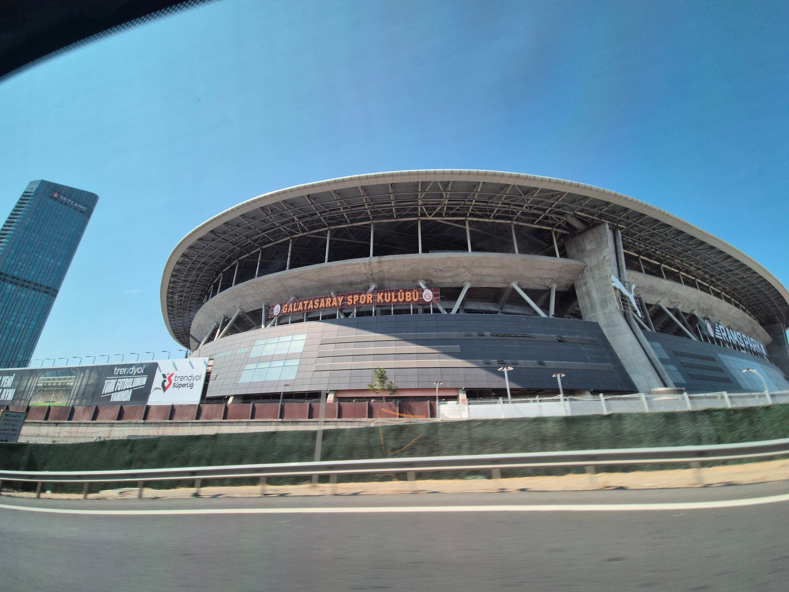 Новый стадион "Галатасарая" по дороге в аэропорт