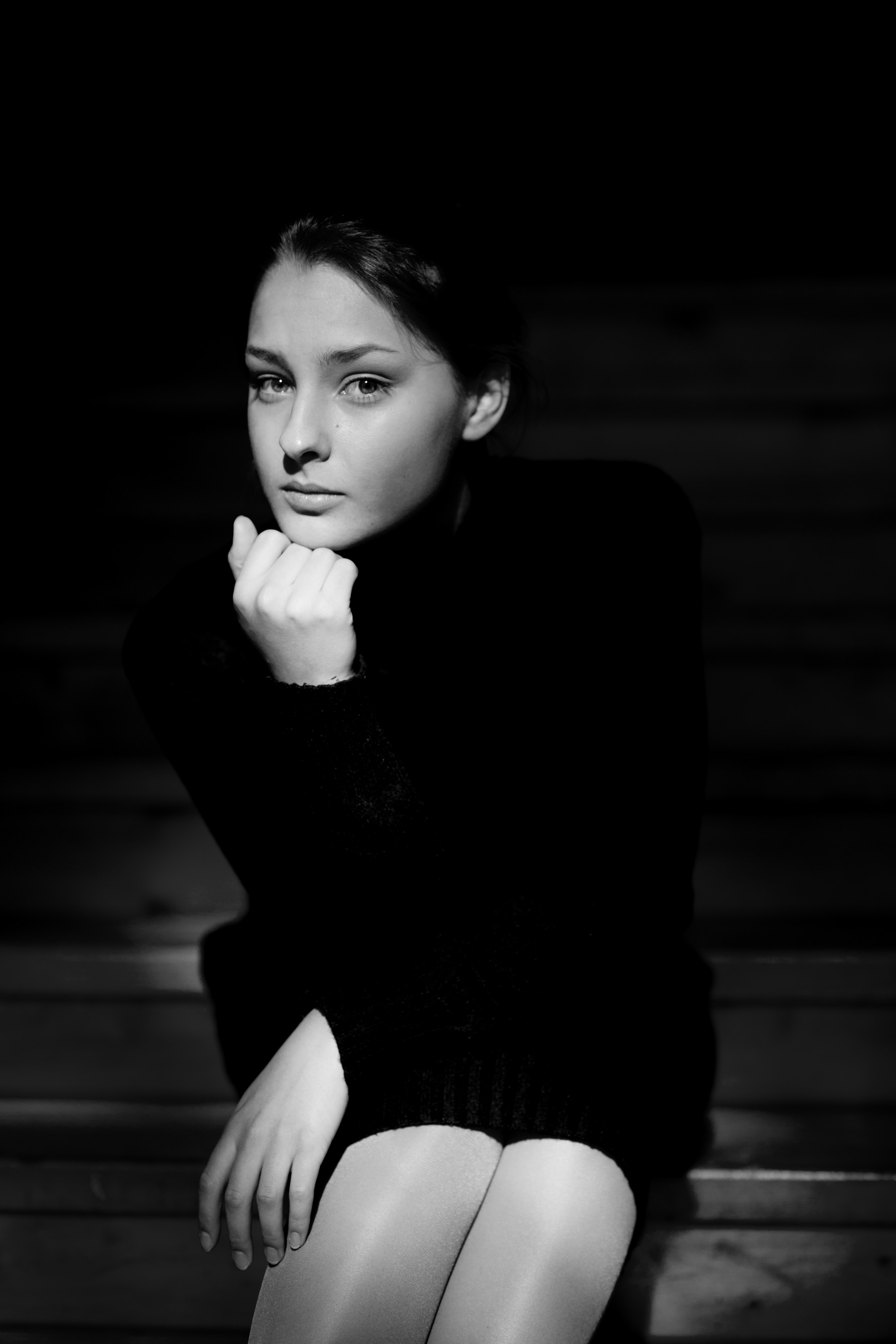 Фотосессия девочки подростка в Коломенском в темном ключе. Главная