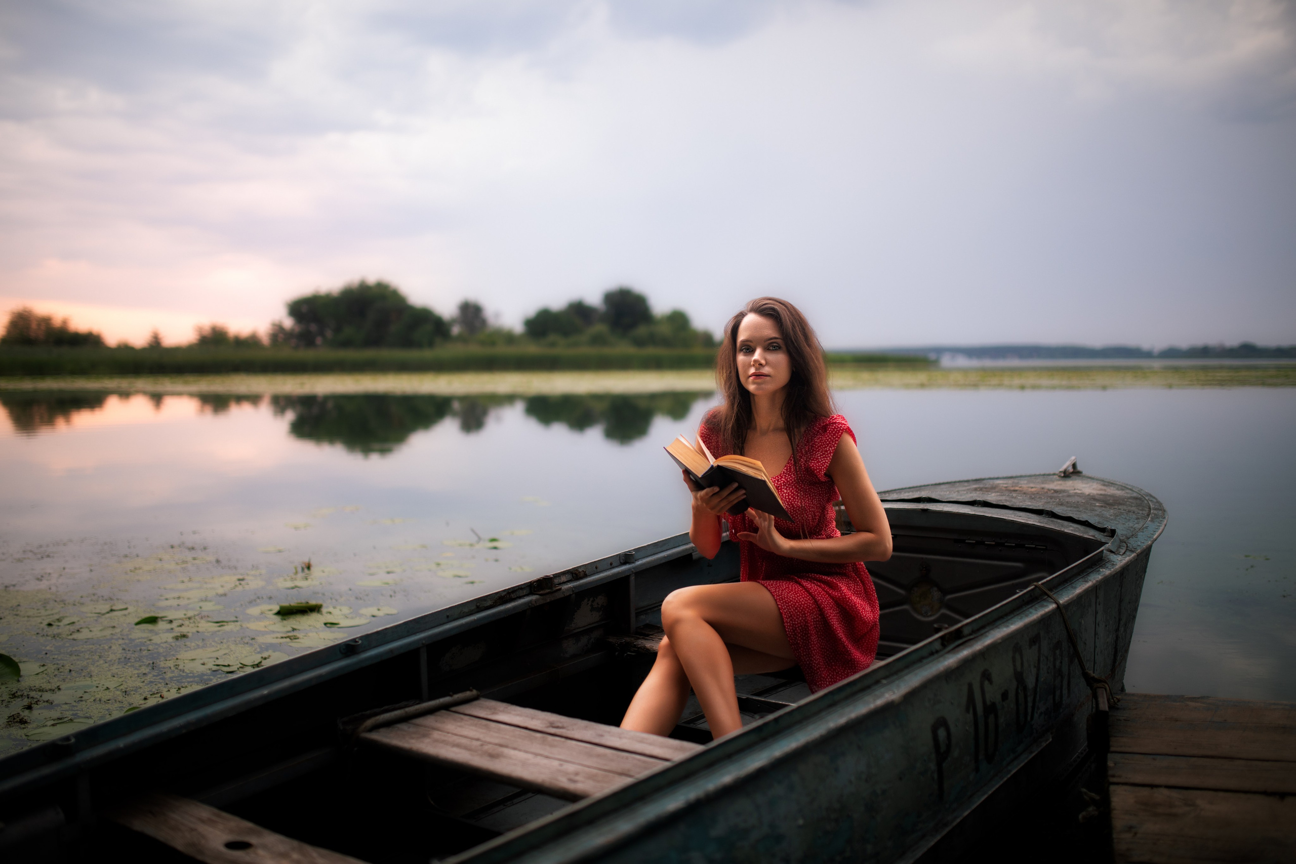 Съемка с Екатериной на рассвете на берегу реки