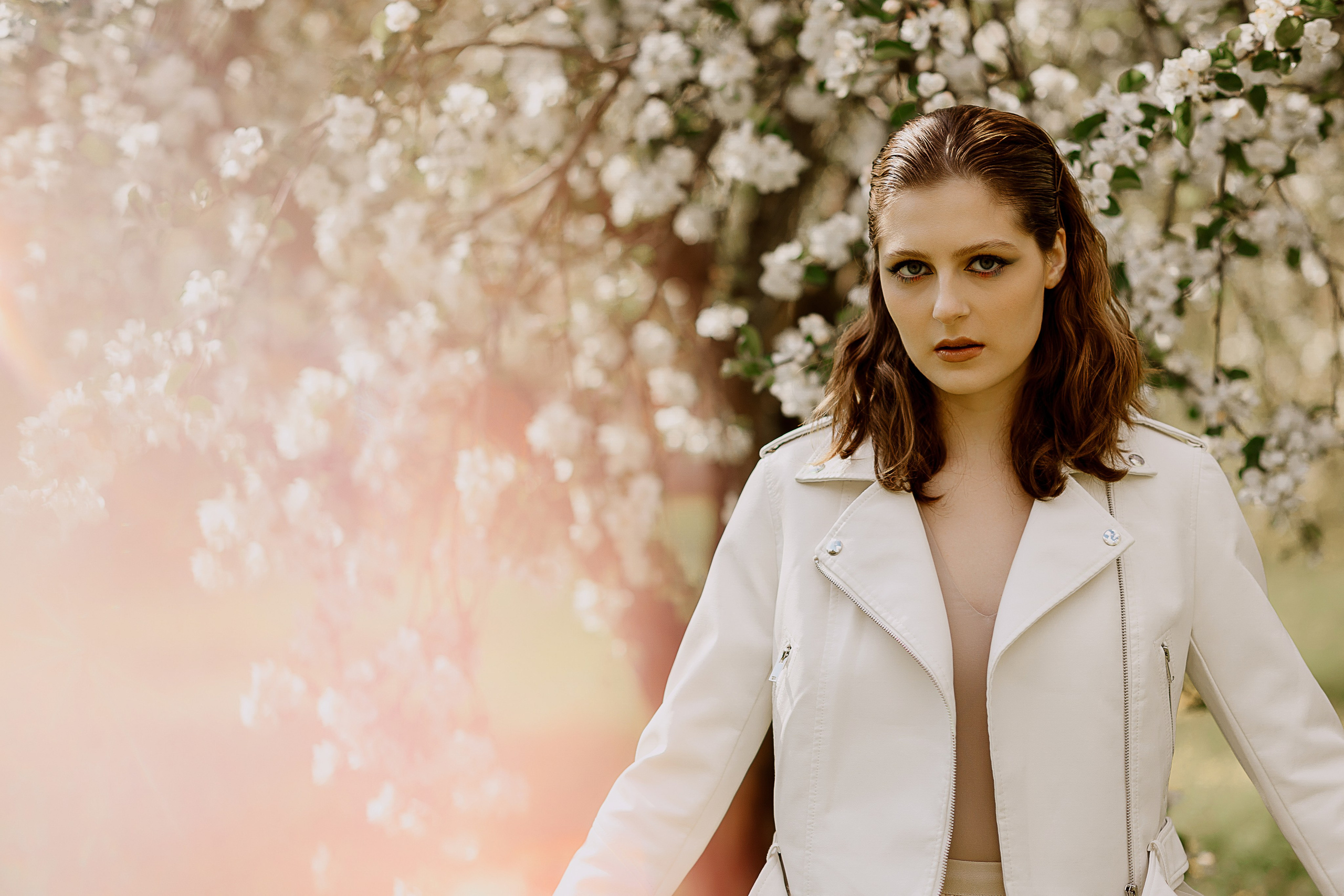 Женская фотосессия в цветущем саду. Семейный и женский фотограф в Москве Надежда Воробьева