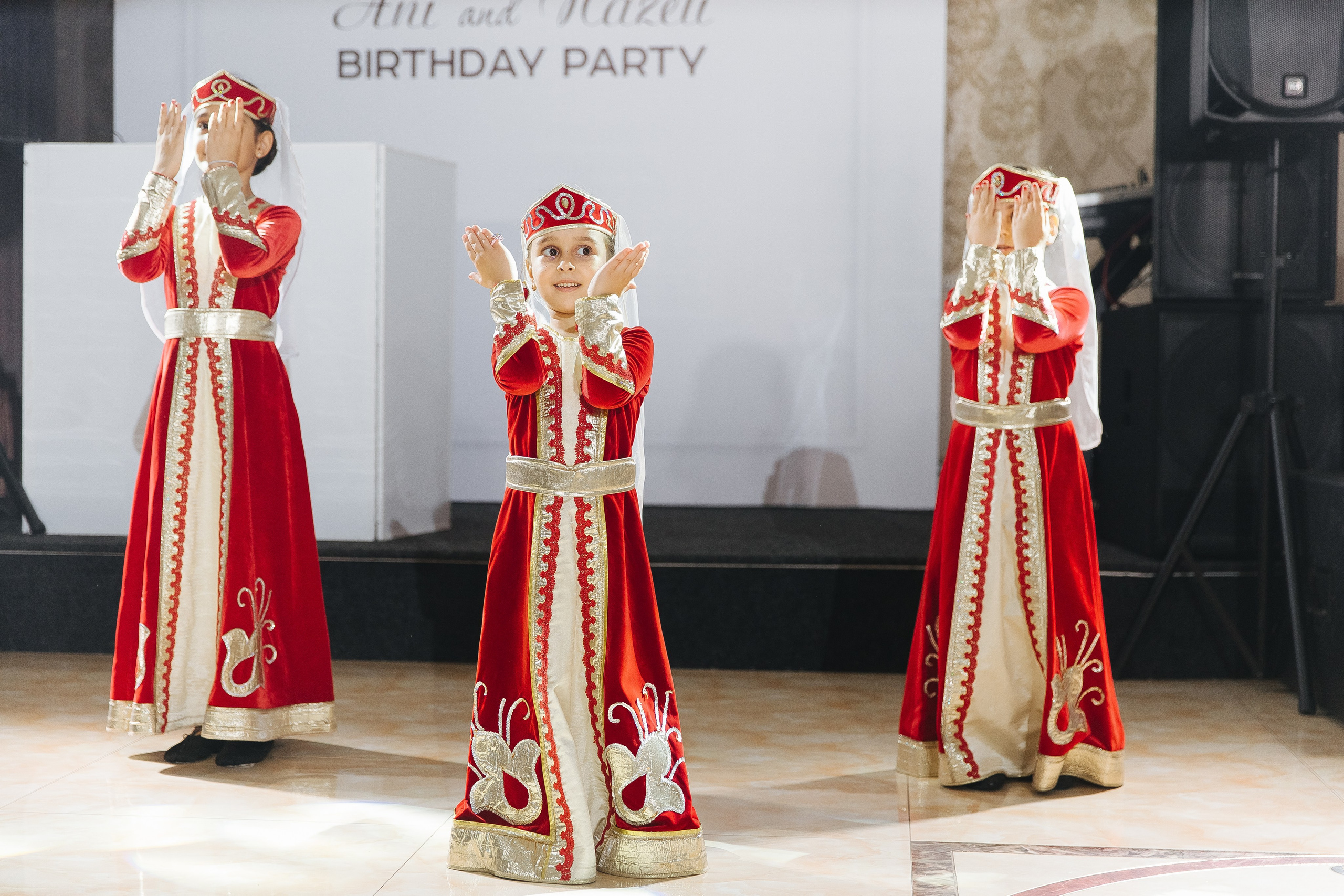 Ани и Назели. 35&5 День рождения, «Янтарь». Фотограф в Красноярске Надежда Воскресенская