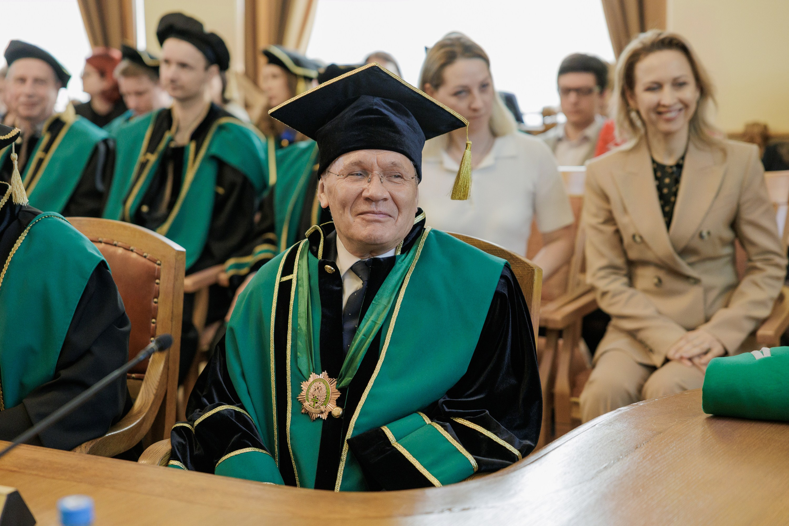 Вручение мантии Алексею Лихачёву. Cup of Bib