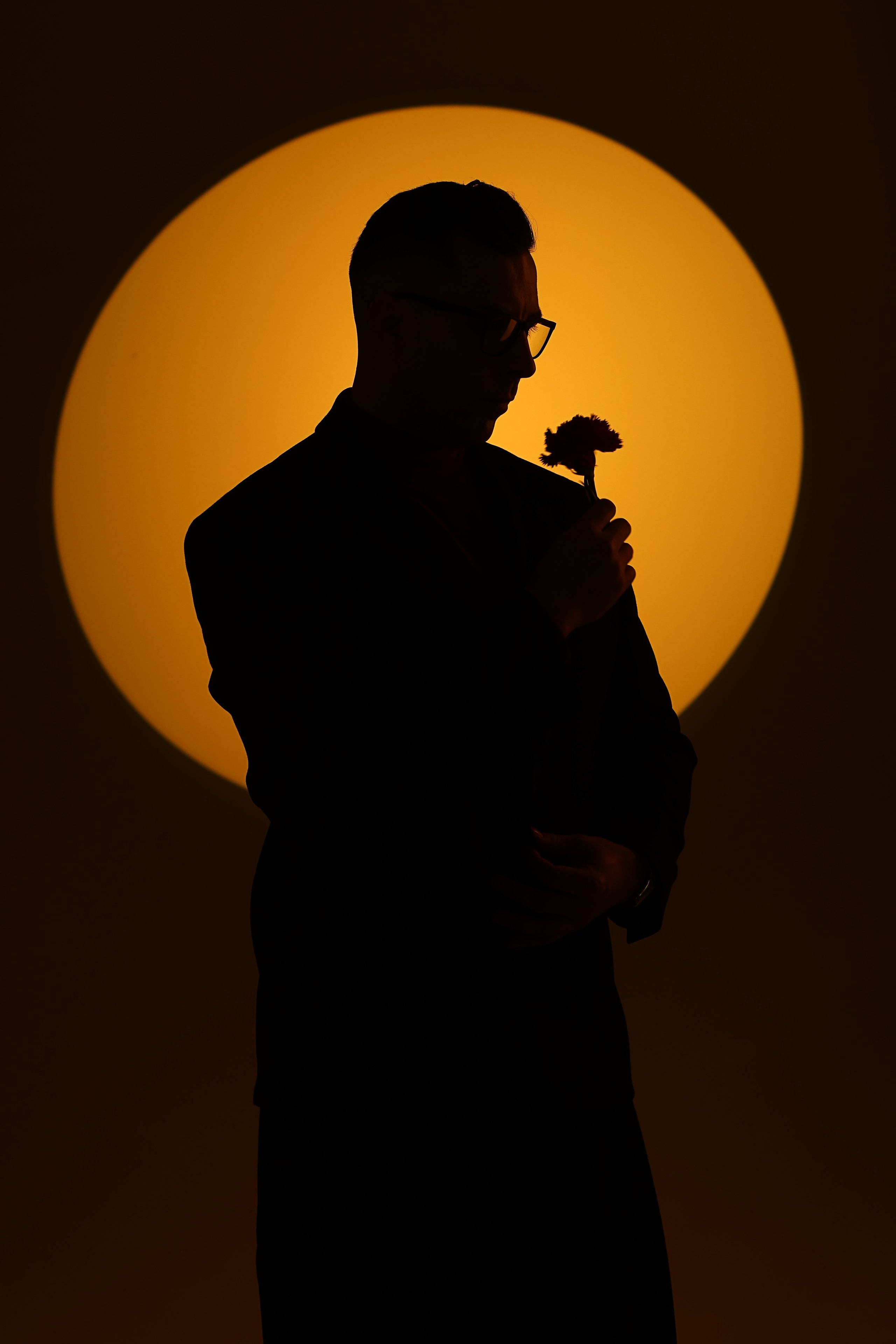 Мужчина в лунном свете с цветком. Снято в студии cross studio с использованием amaran 300.