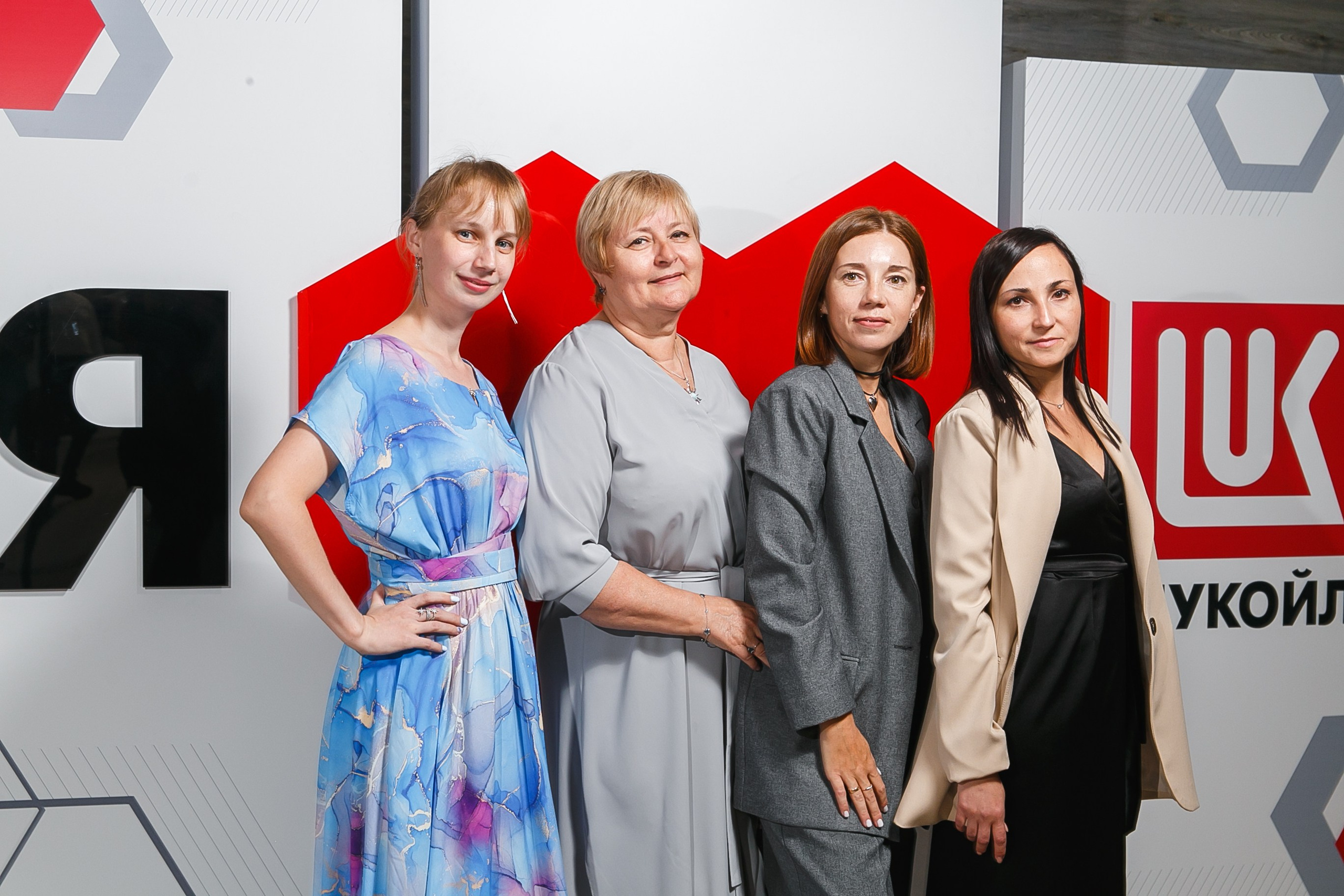 Фотозона на корпоративном мероприятии Лукойла в ДК Царицын. Событийный фотограф Максим Бескоровайновнов