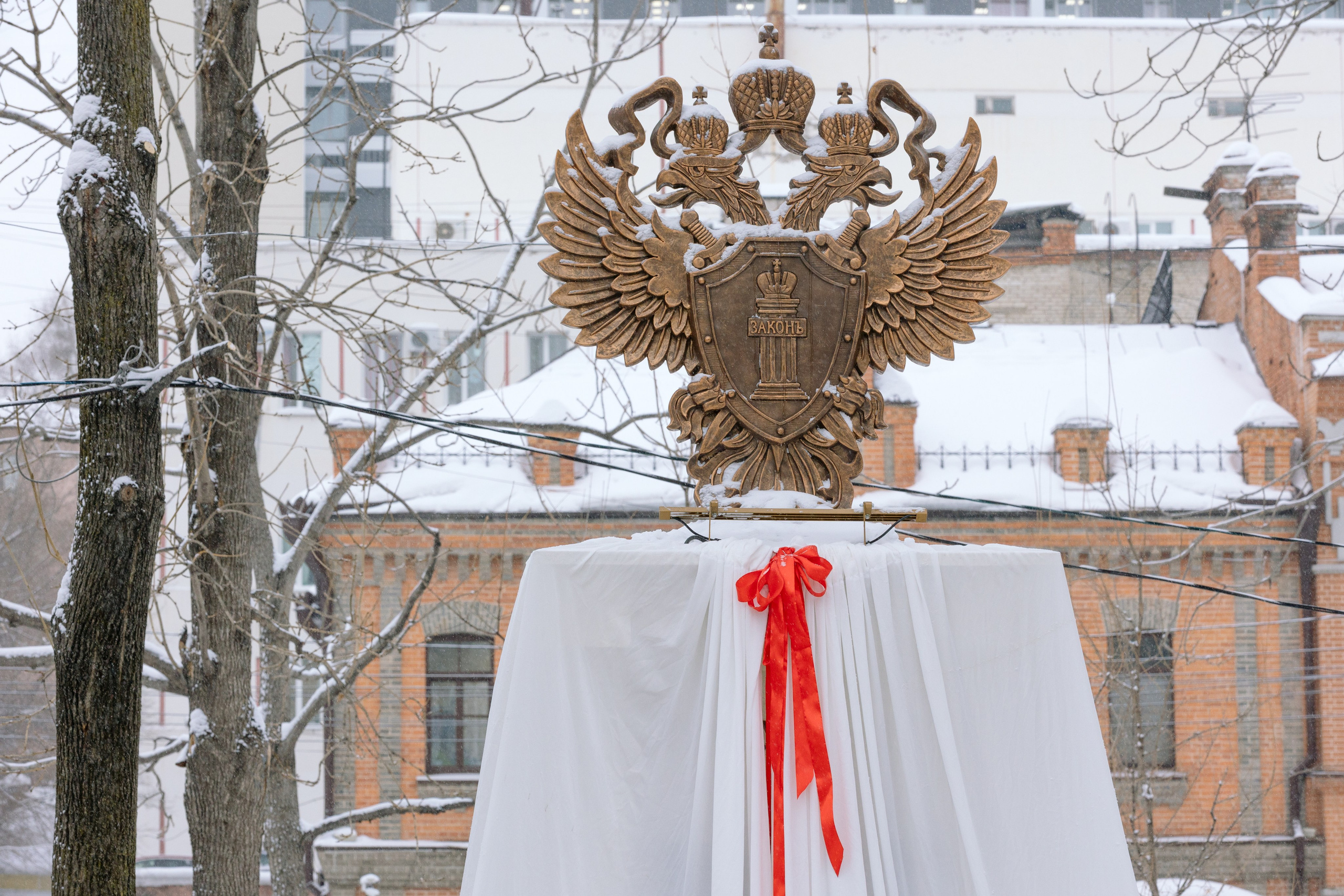 Памятник к 300-летию прокуратуры России под покрывалом с красной лентой — торжественное открытие, фотограф Санкт-Петербур