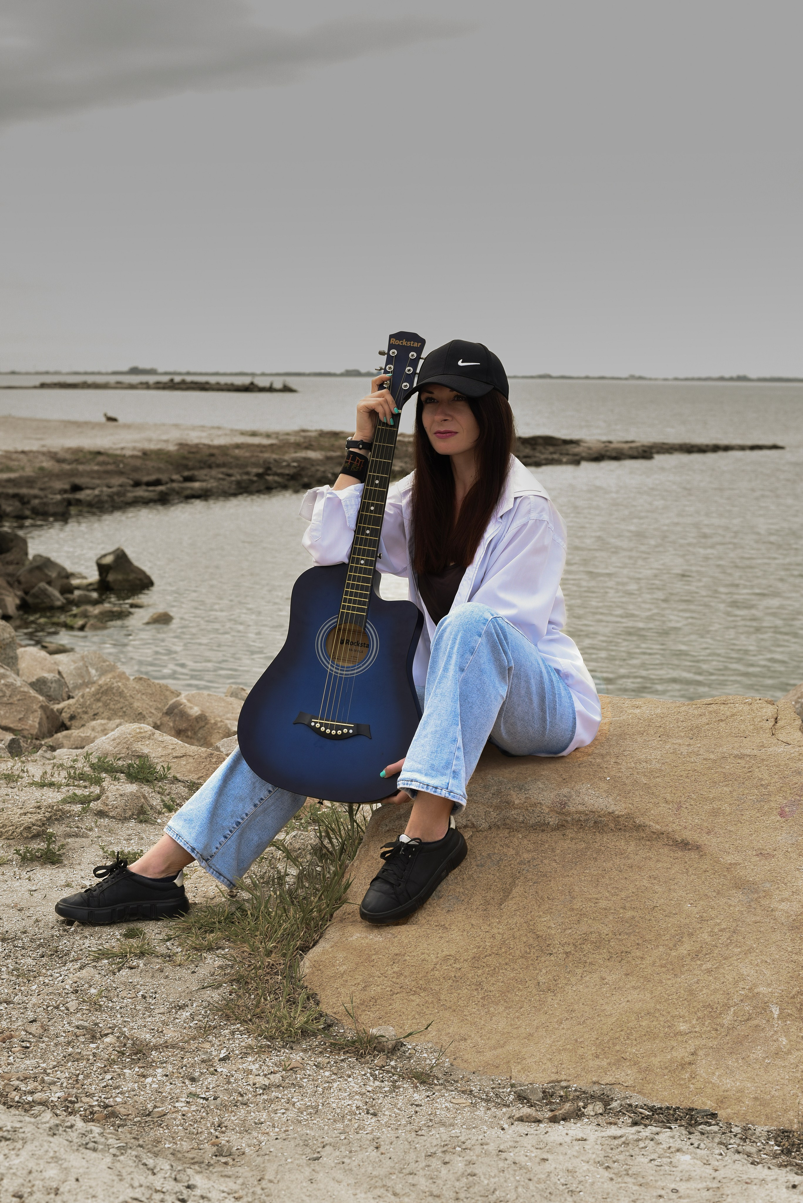 Девушка с гитарой. Главная