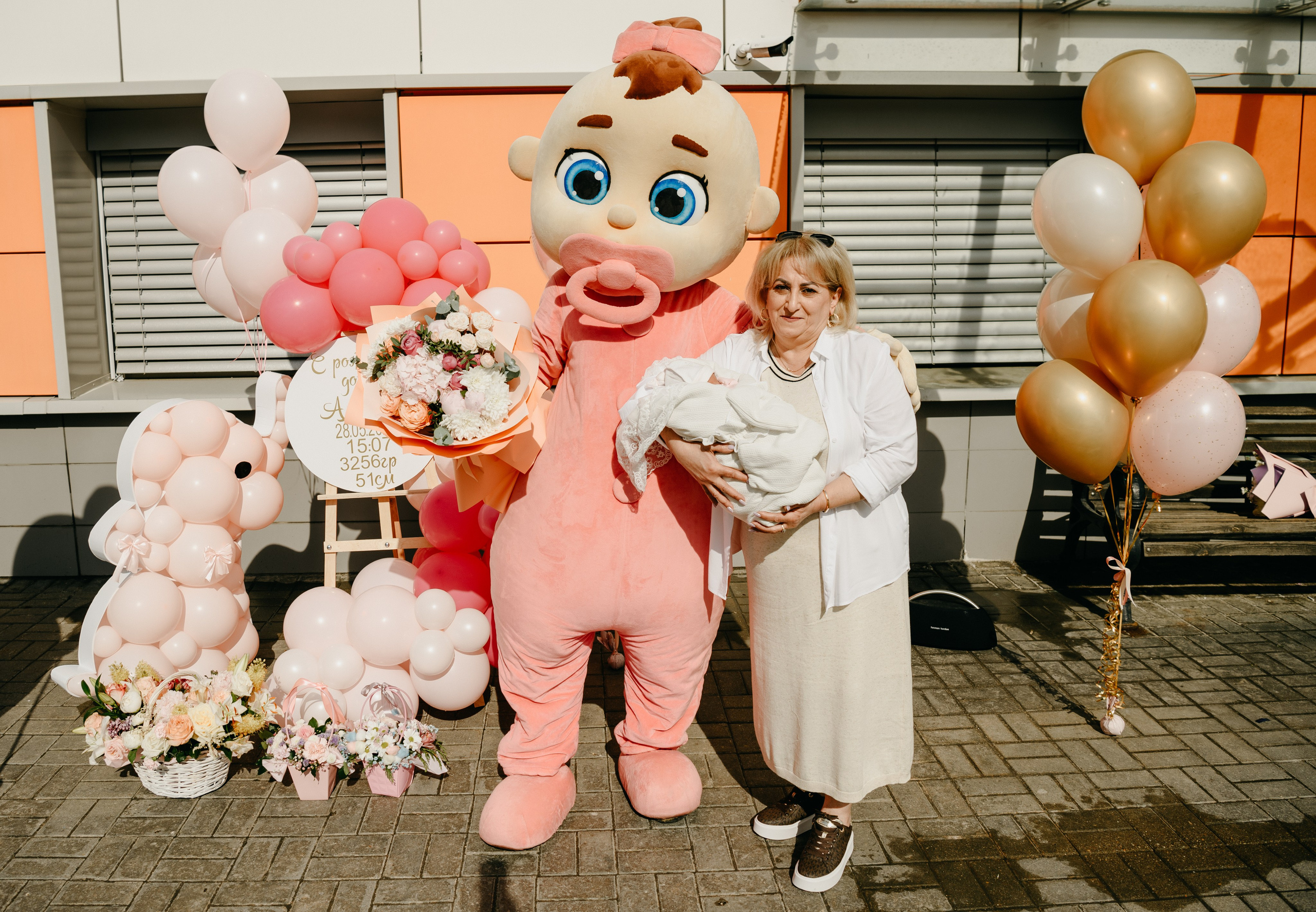 Выписка Амелии в ФГБУ Кулакова. Фотограф на выписку из роддома в Москве и МО