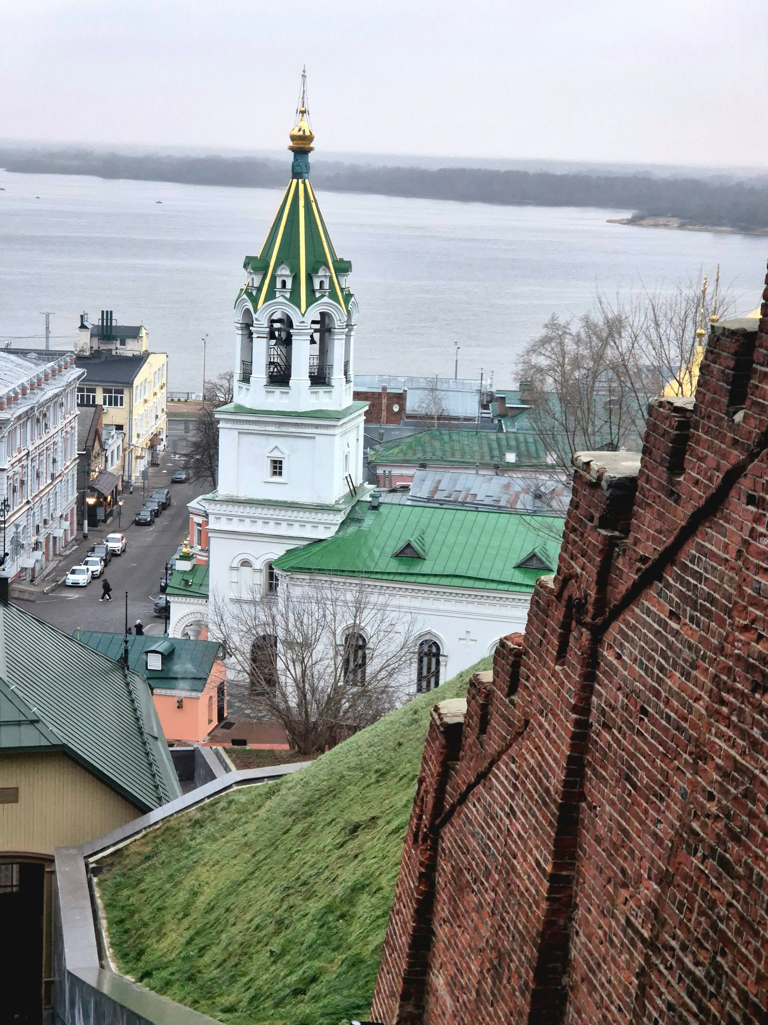 Предтеченская церковь и кремлевская стена