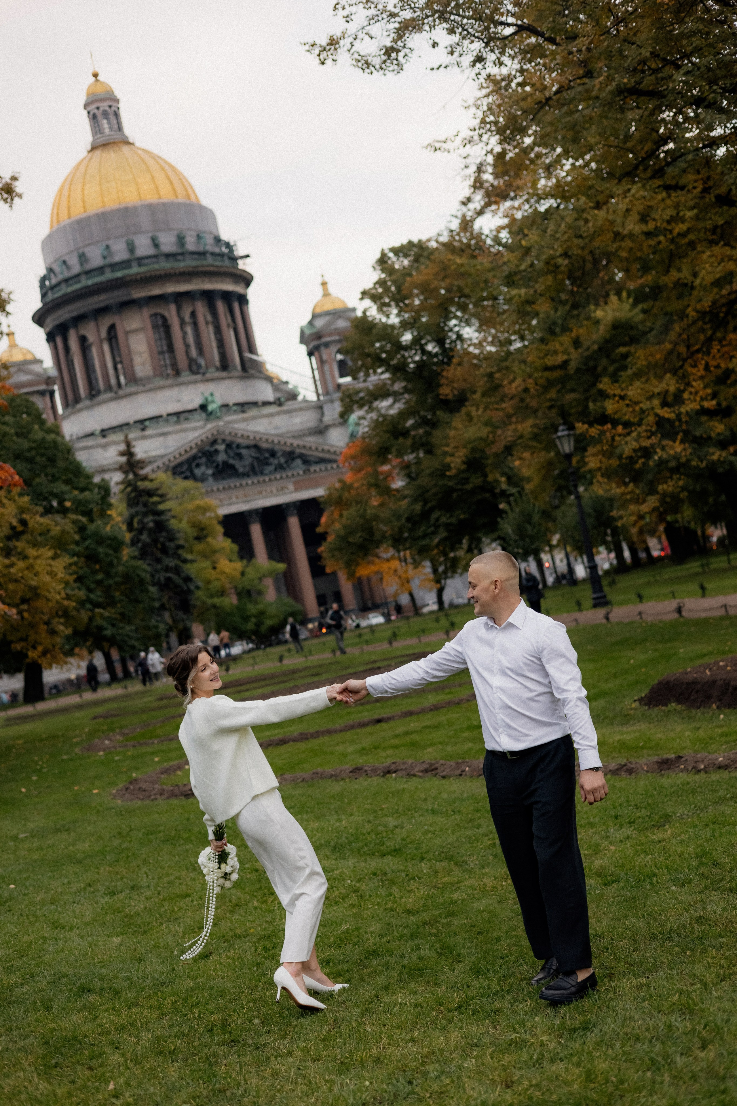 Свадебная прогулка у Исаакия. Свадебный фотограф в Санкт-Петербурге Ксения Кобышева