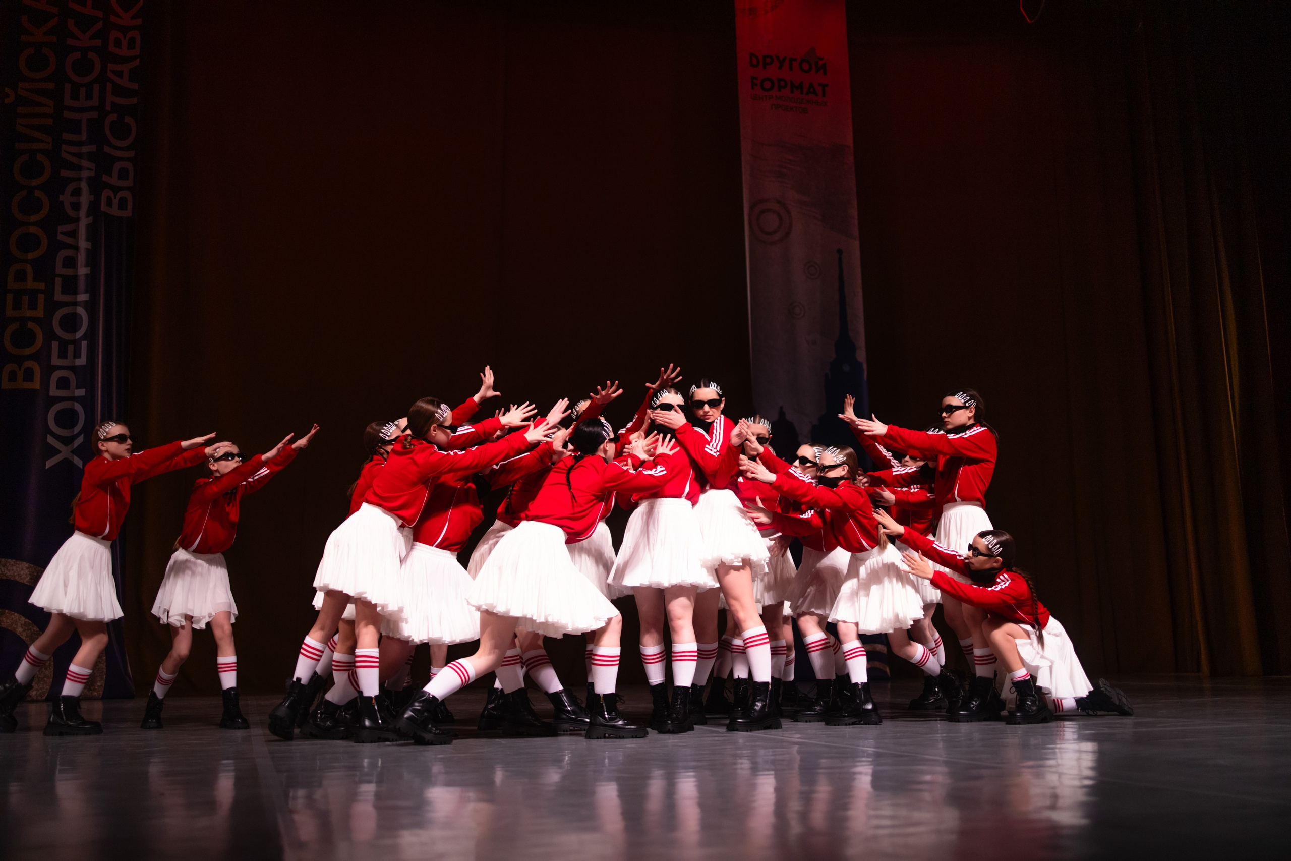 Сцена отеля «Санкт-Петербург» с группой артистов с завершающим номером.