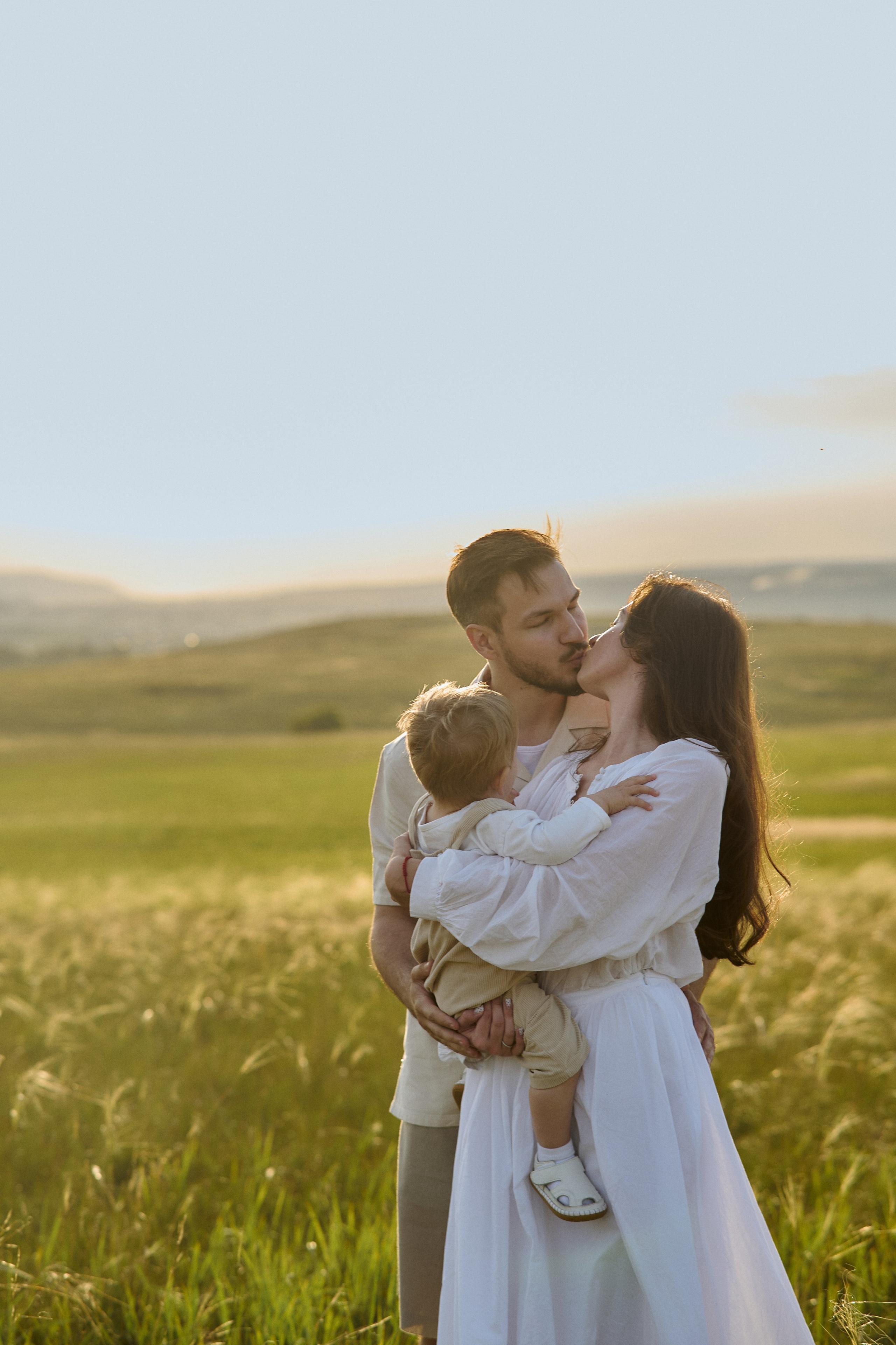 Шамиль, Аня и Марс в поле с барашками. Семейный и свадебный lifestyle-фотограф в Москве Мария Петрова