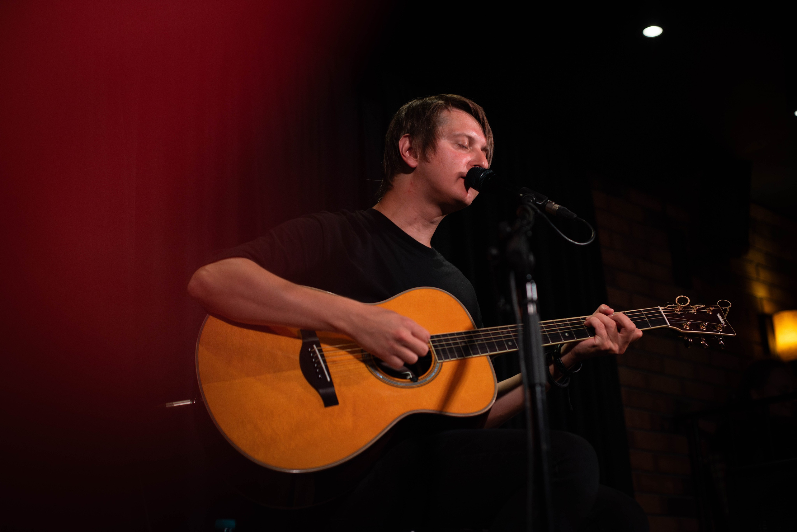 Лёва Сазонов (1 августа 2024 года, Москва, арт-кафе Пушкарёв). Фотограф Светлана Блинова, Москва и Московская область