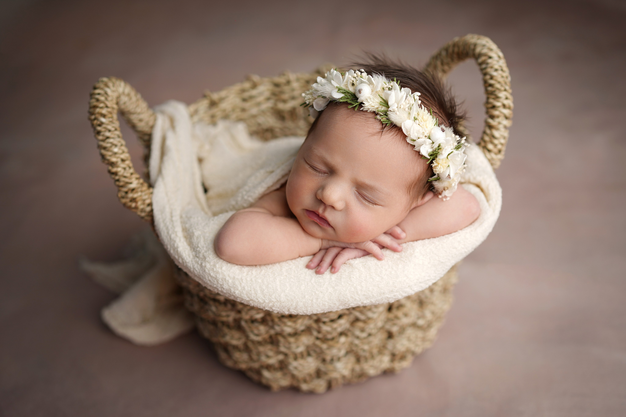 ручки под подбородок в съемке новорожденных 