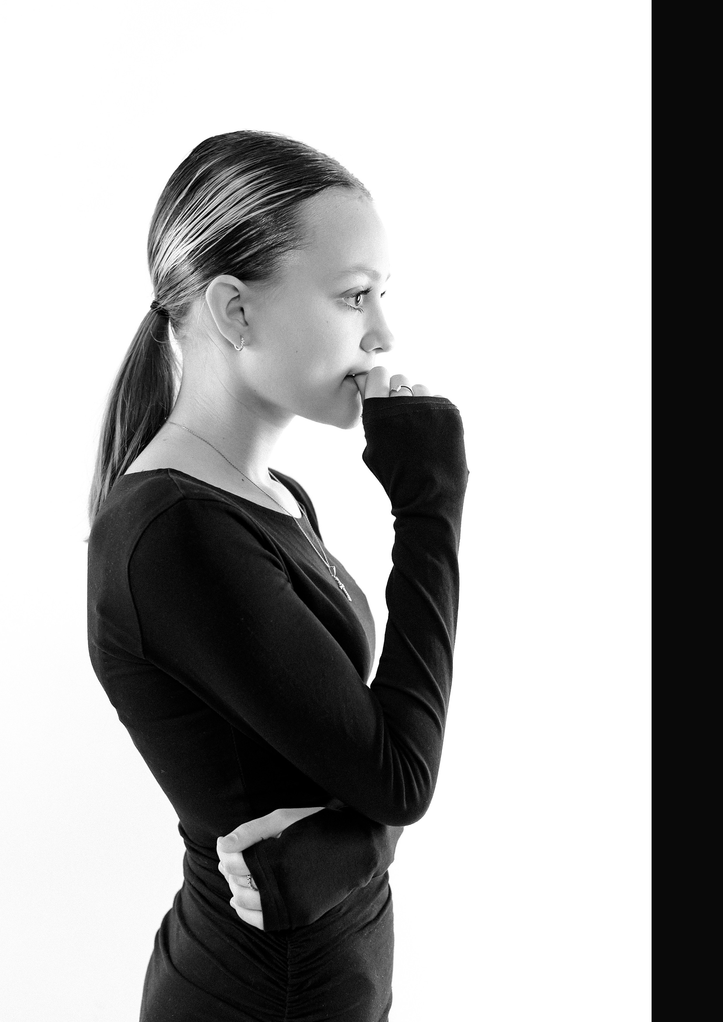 Белый фон. София. Фотограф Котова Валентина