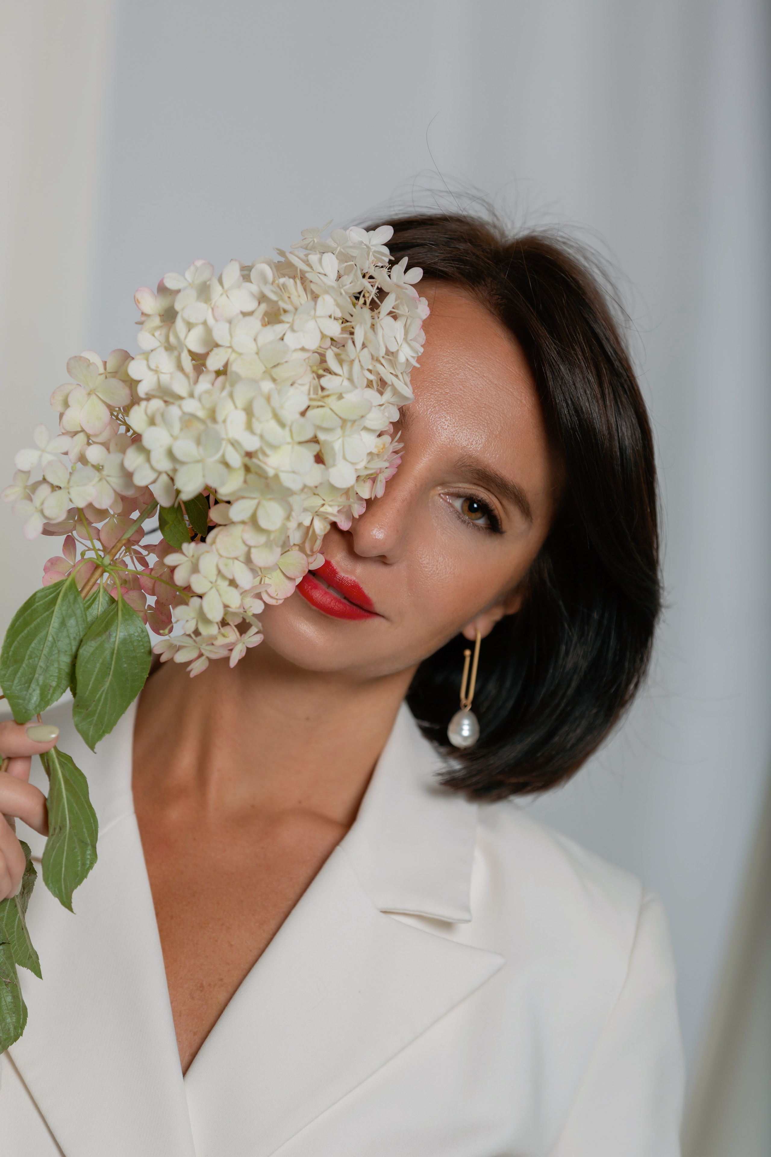 Девушка у белых штор — лёгкая женская фотосессия в светлой студии.