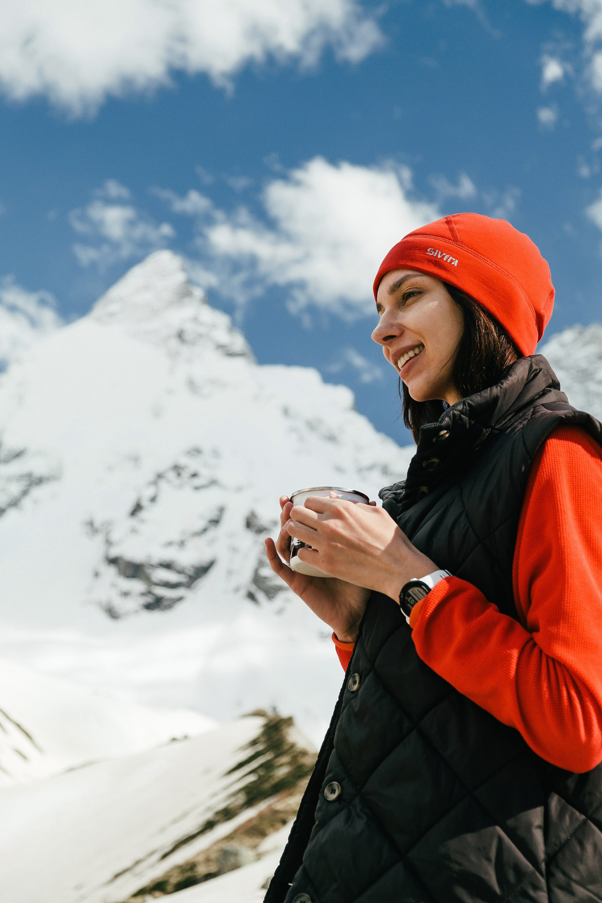 Портрет девушки в оранжевой шапке на фоне Эльбруса, зимняя фотосессия