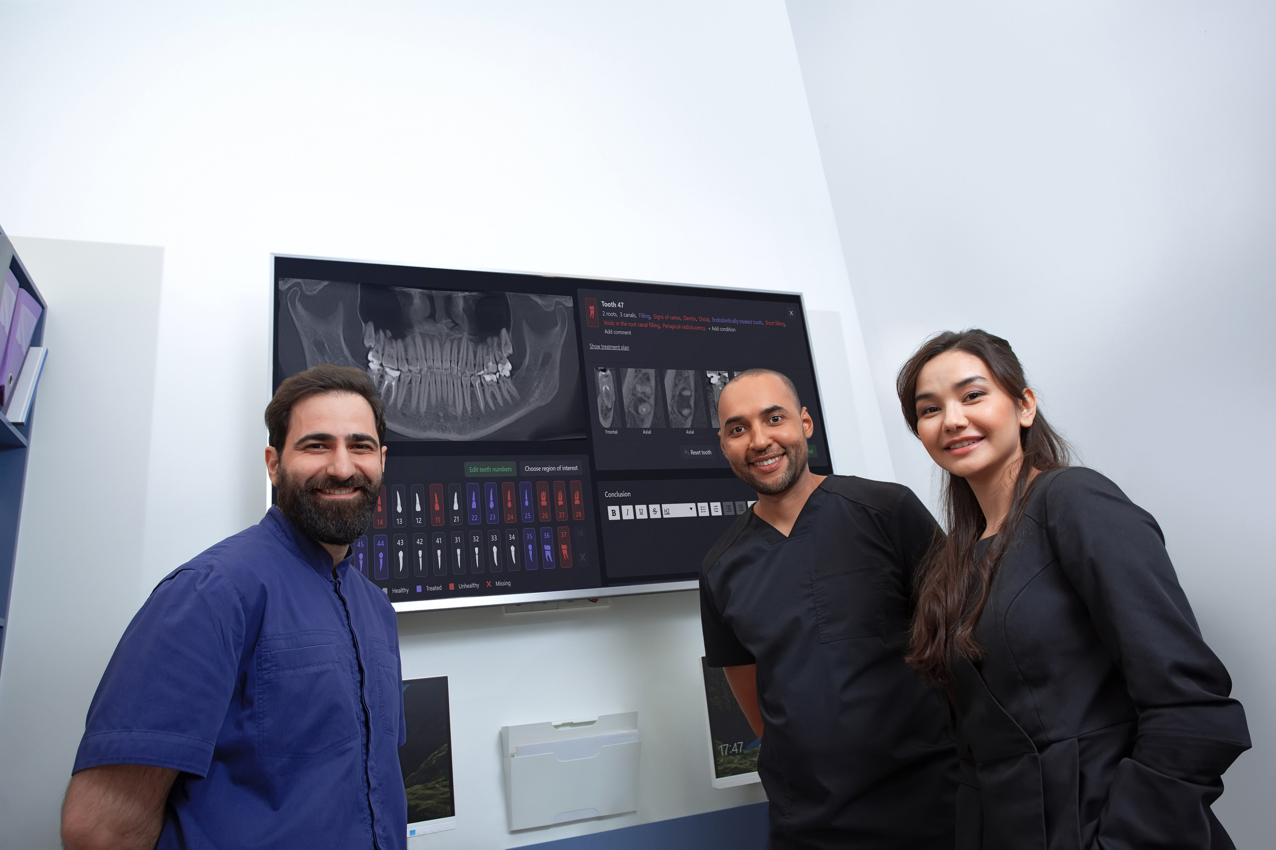 Коллектив стоматологов на фоне монитора с искусственным интеллектом Diagnocat