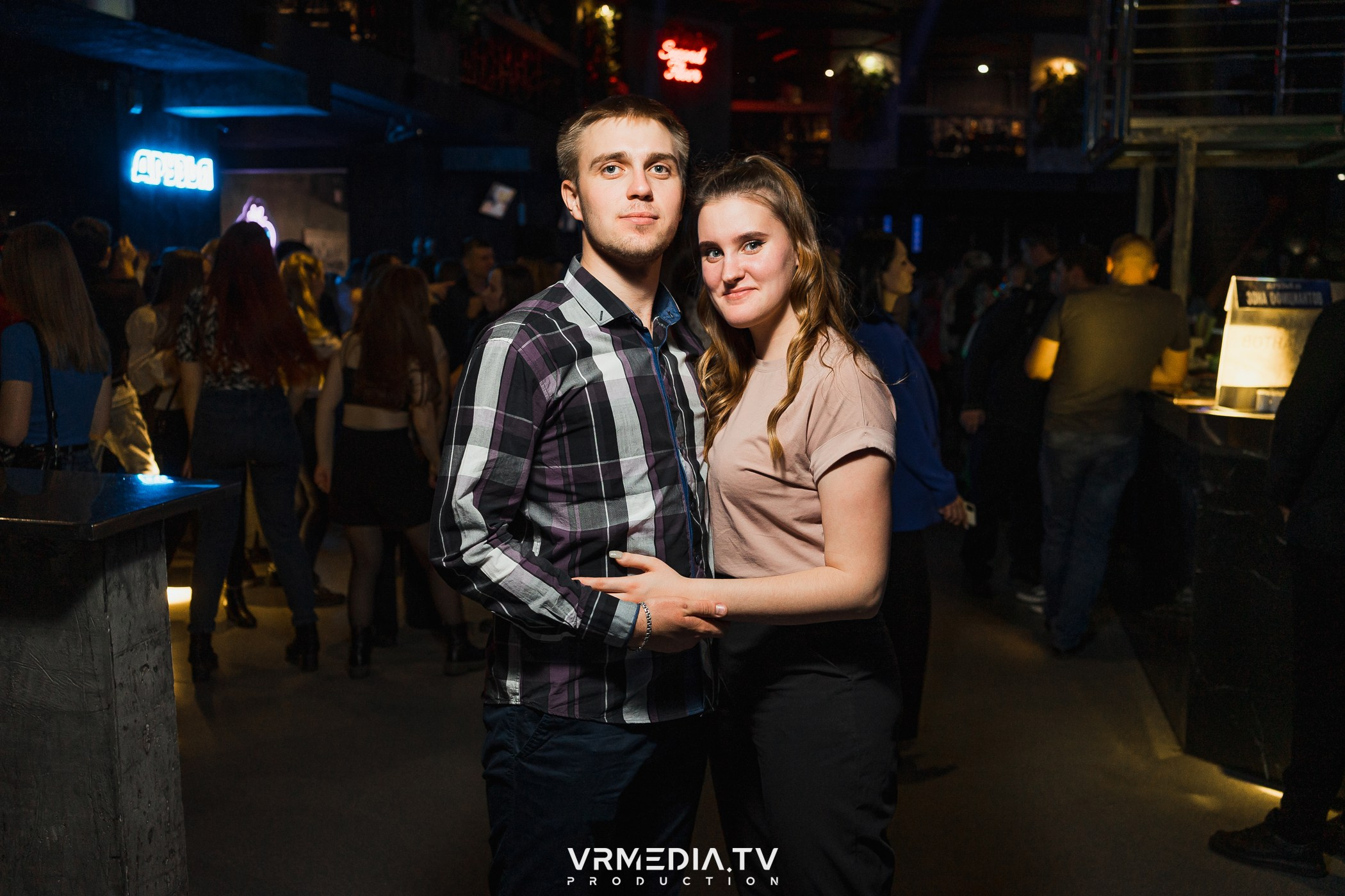 Бумажный дом в баре «Друзья»