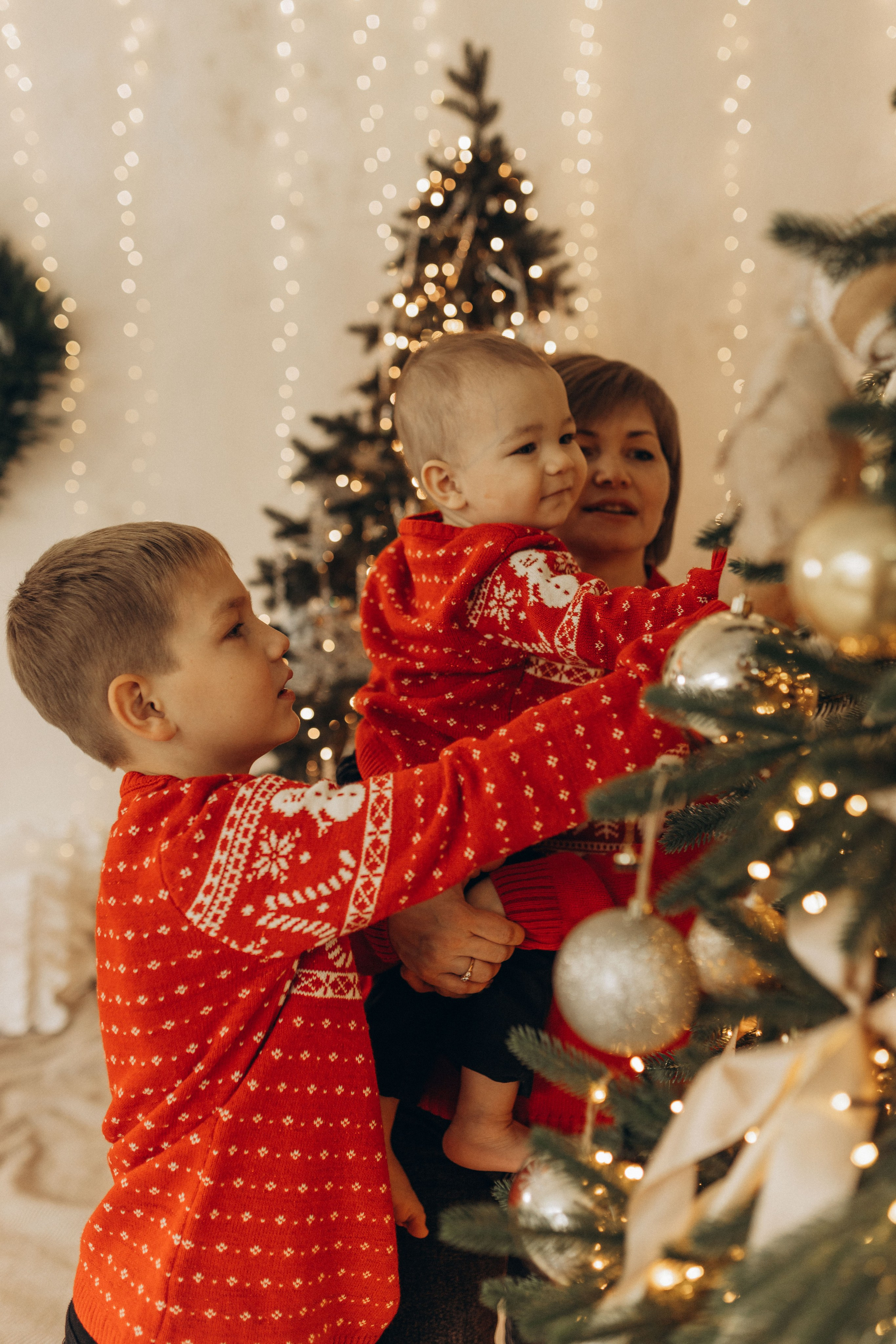 Яркий новый год мама и 2 сыночка. Фотограф в Ставрополе Svetlana Matveeva
