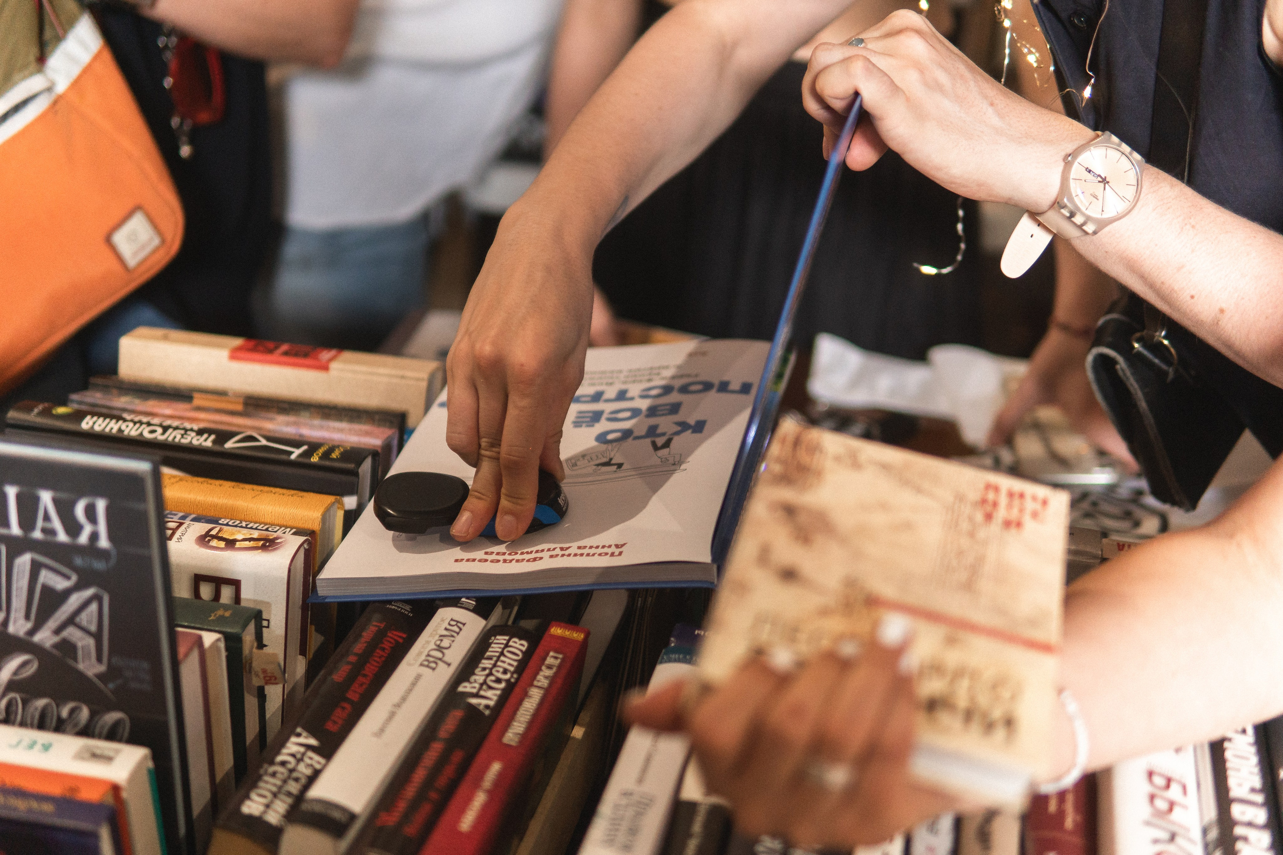 Благотворительный книжный маркет «ФОНАРЬ». Портретный и репортажный фотограф в Воронеже: Анастасия Пузикова