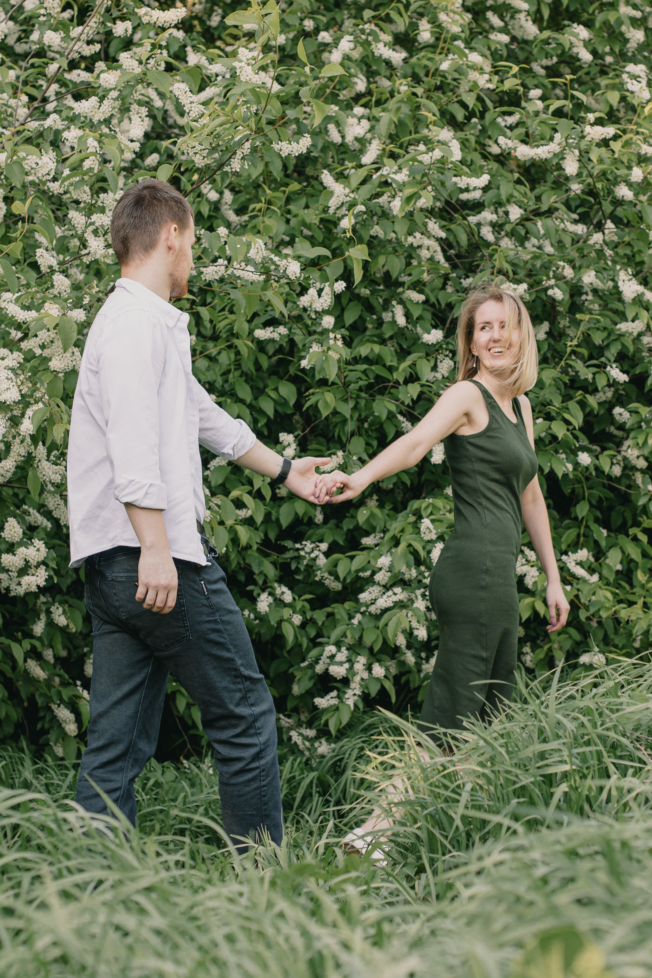 весенняя фотосессия для влюбленной пары на природе или в парке