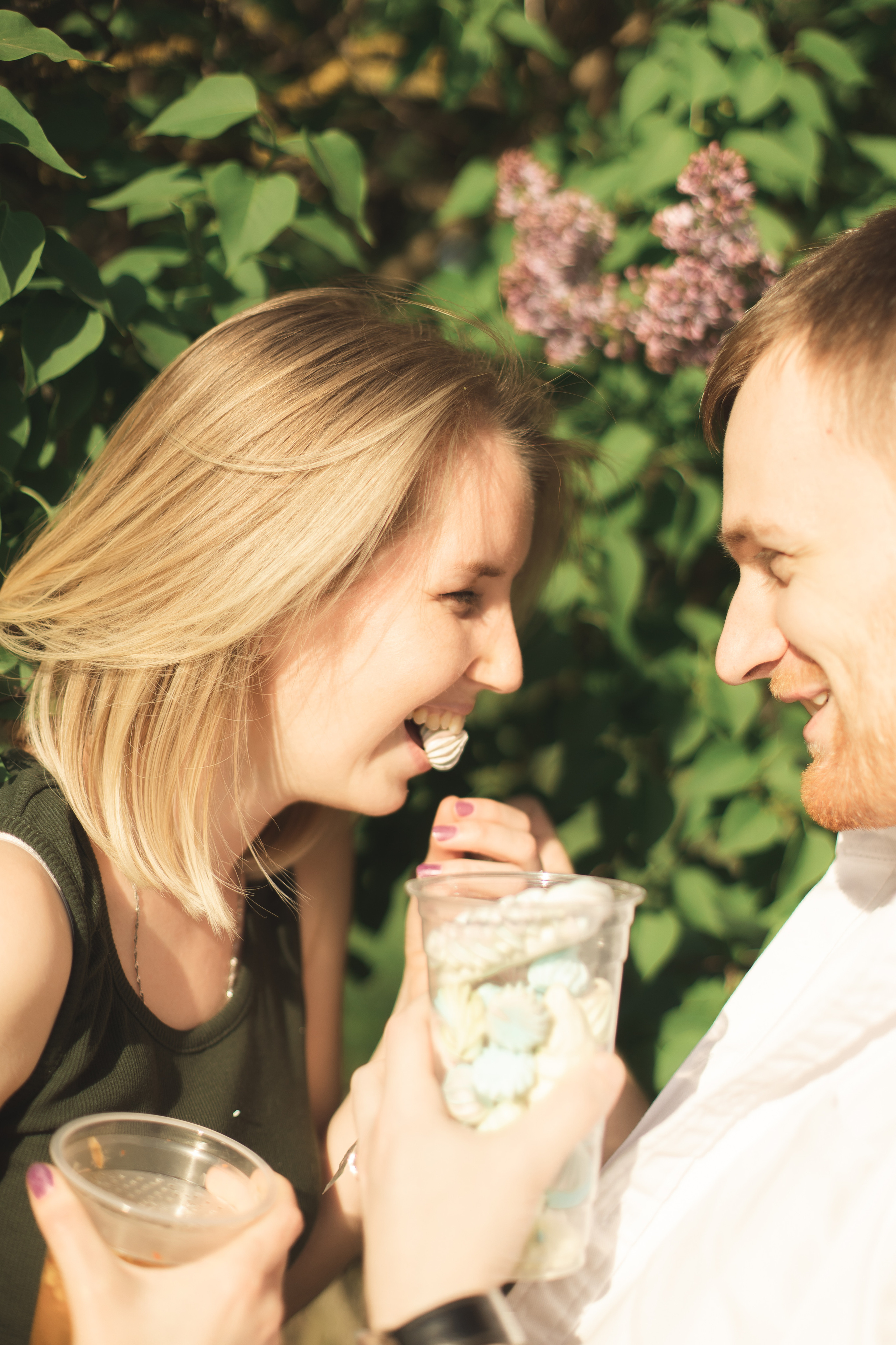Фотосессия для пары в цветущих яблонях в Москве