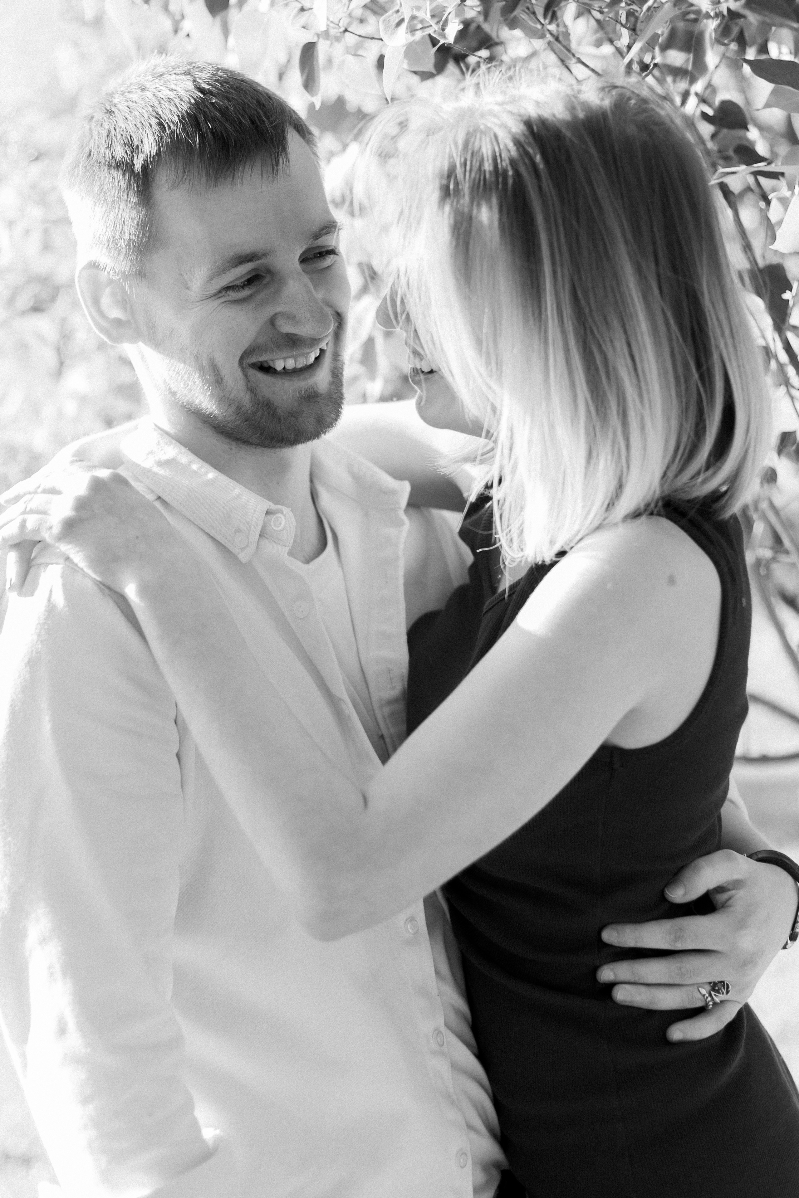 Фотосессия для пары в цветущих яблонях в Москве