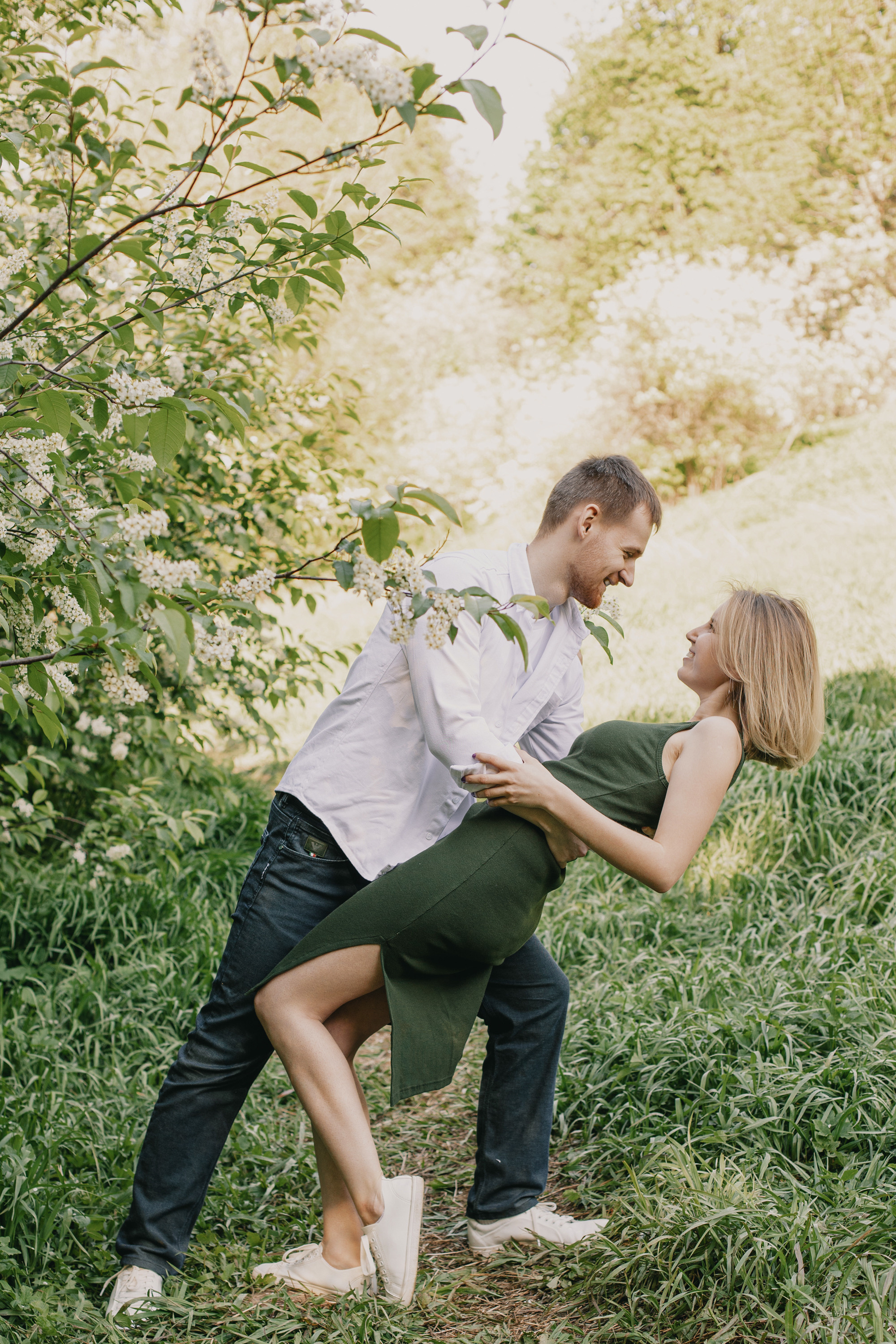 Фотосессия для пары в цветущих яблонях в Москве