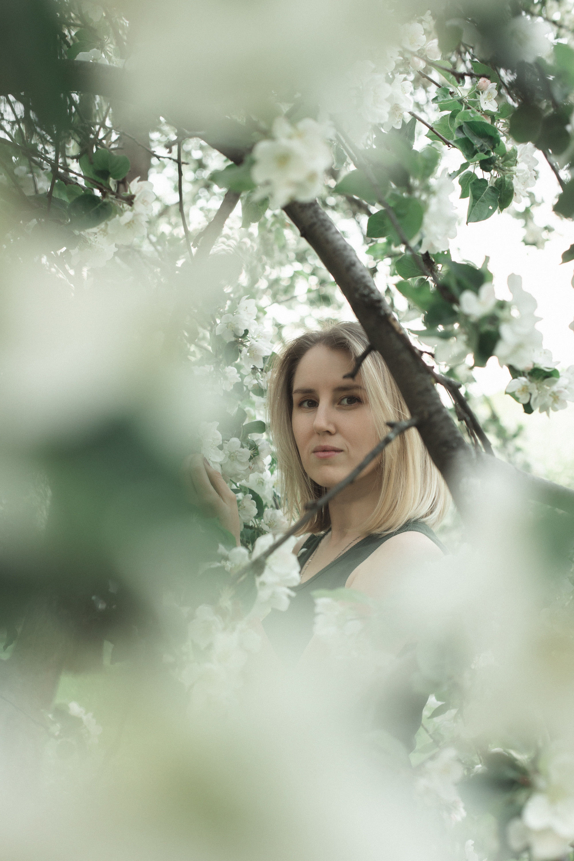 Фотосессия для пары в цветущих яблонях в Москве