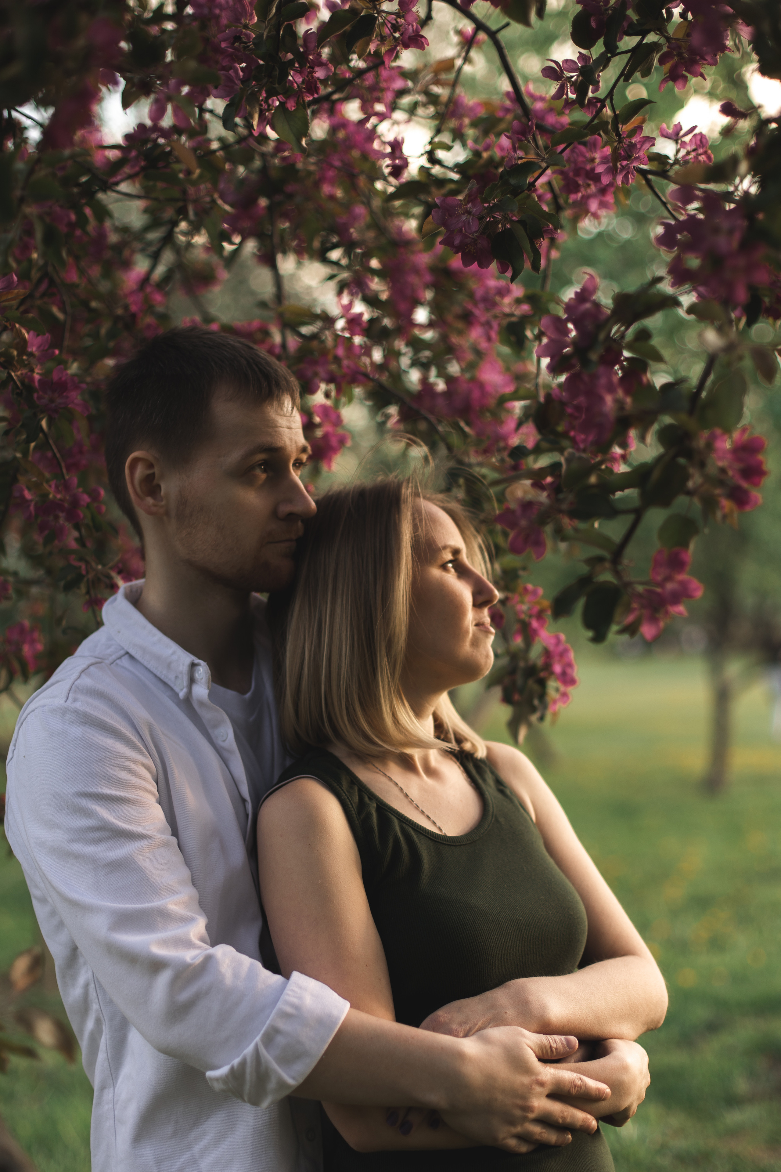 весенняя фотосессия для влюбленной пары в цветущих яблонях