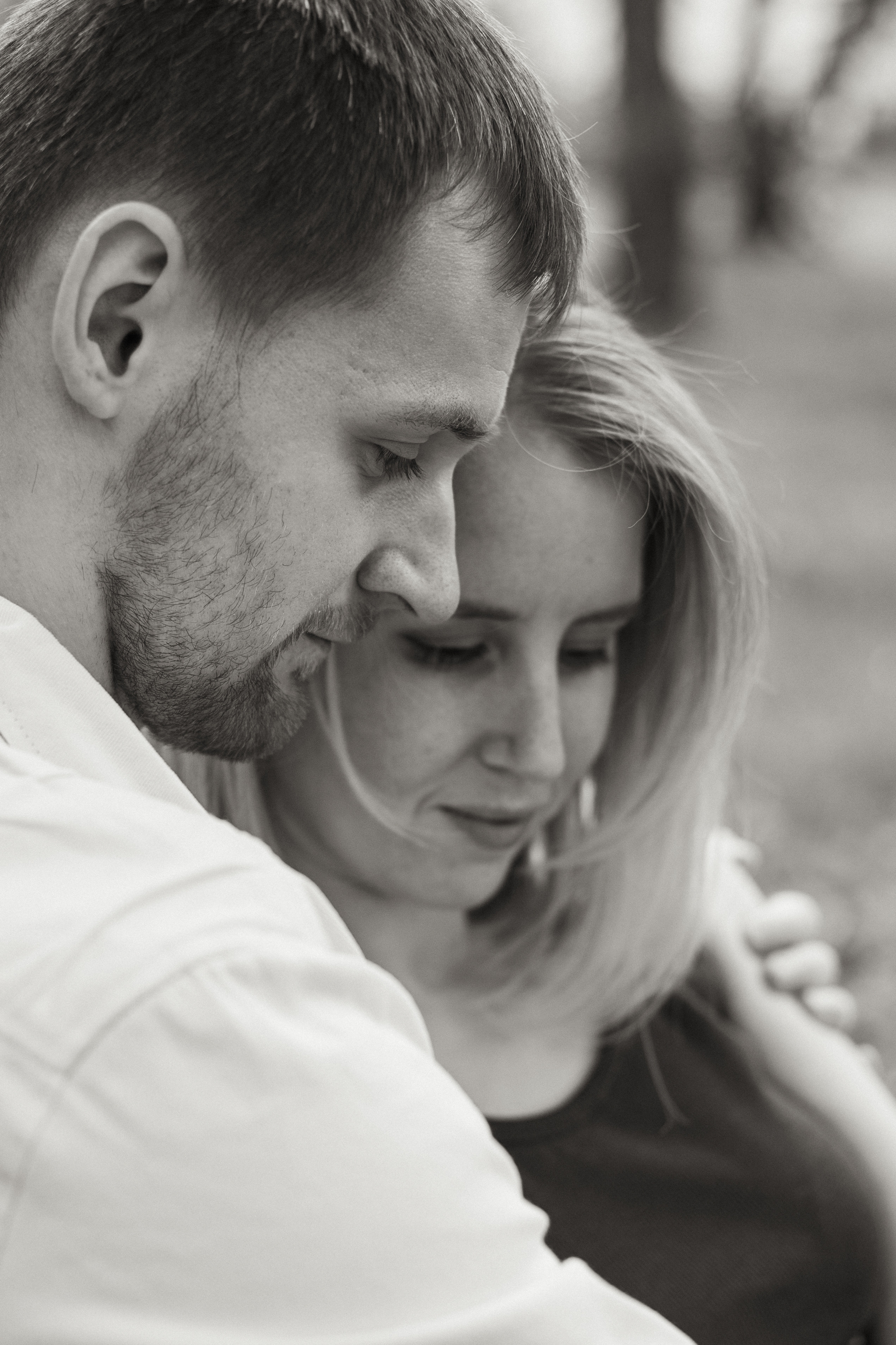 Фотосессия для пары в цветущих яблонях в Москве