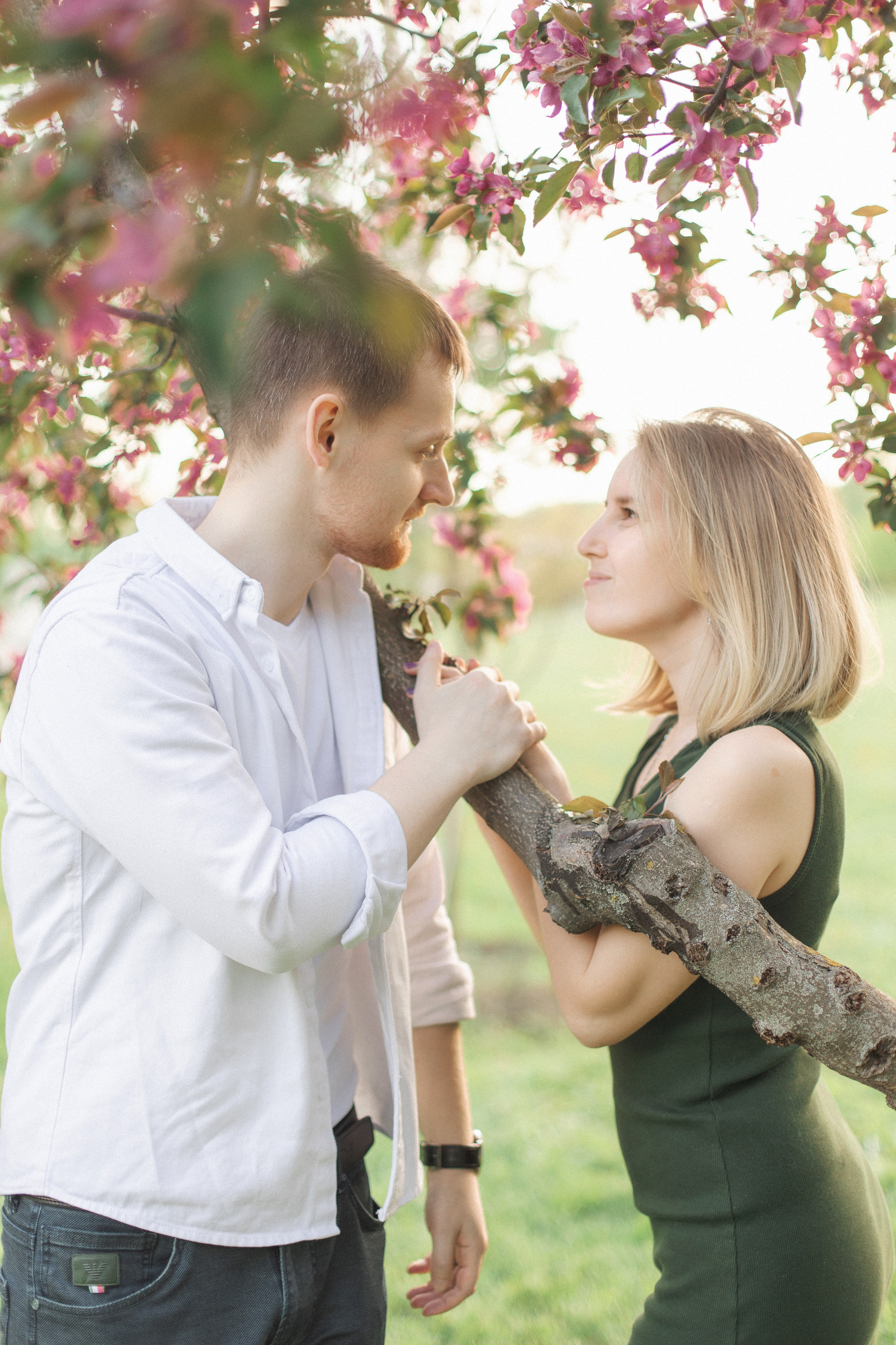 весенняя фотосессия для влюбленной пары в цветущих яблонях