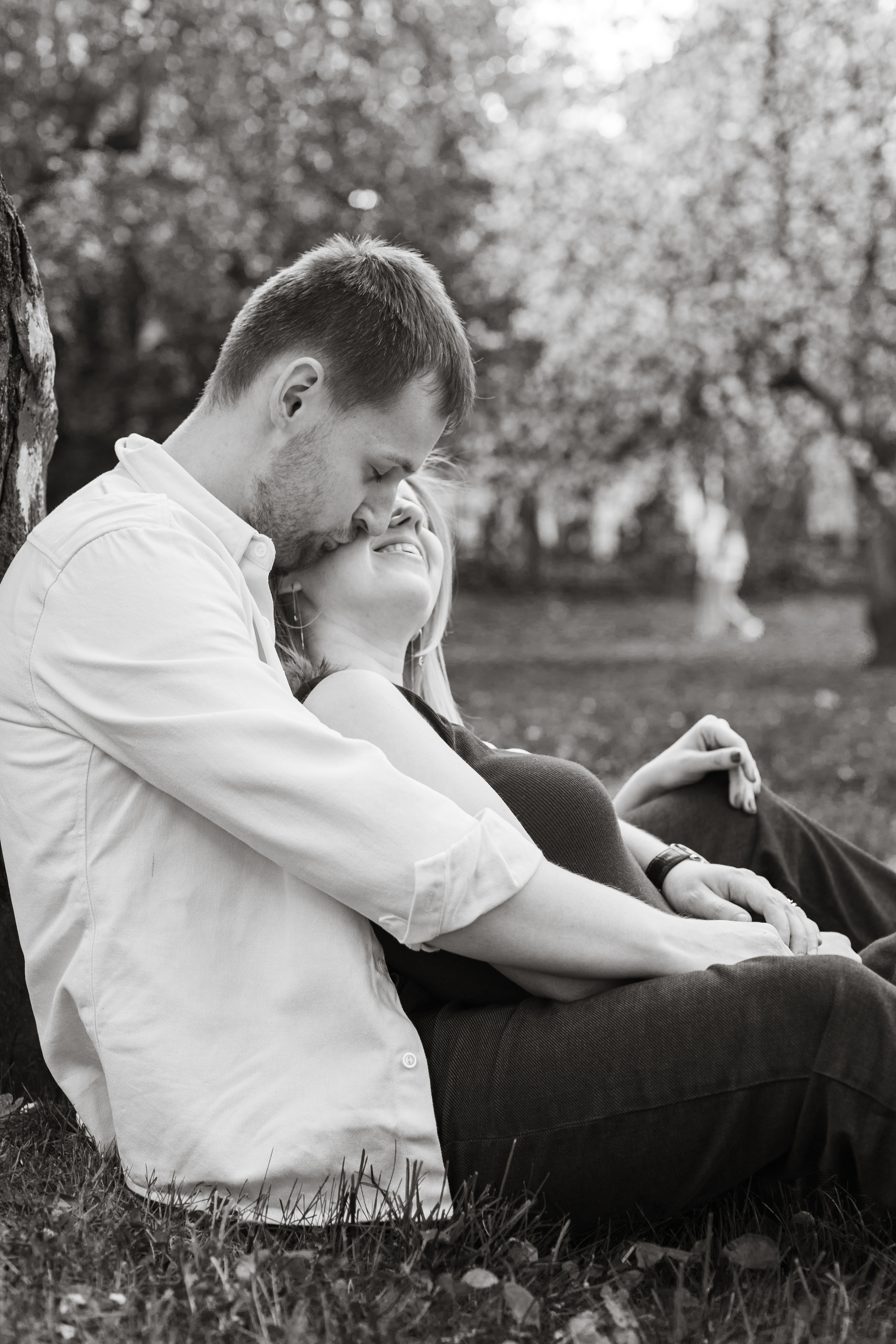 Фотосессия для пары в цветущих яблонях в Москве