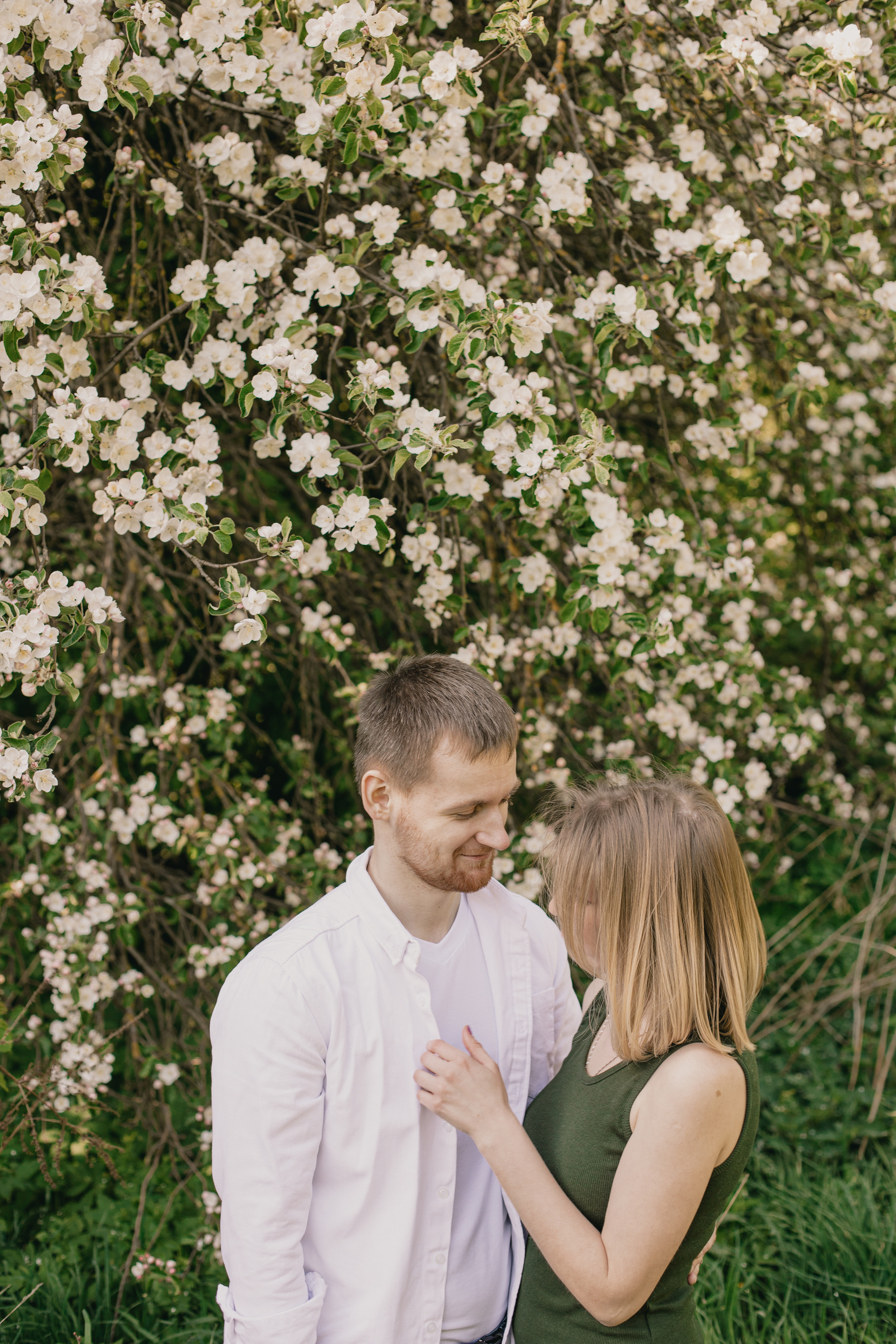 Фотосессия для пары в цветущих яблонях в Москве