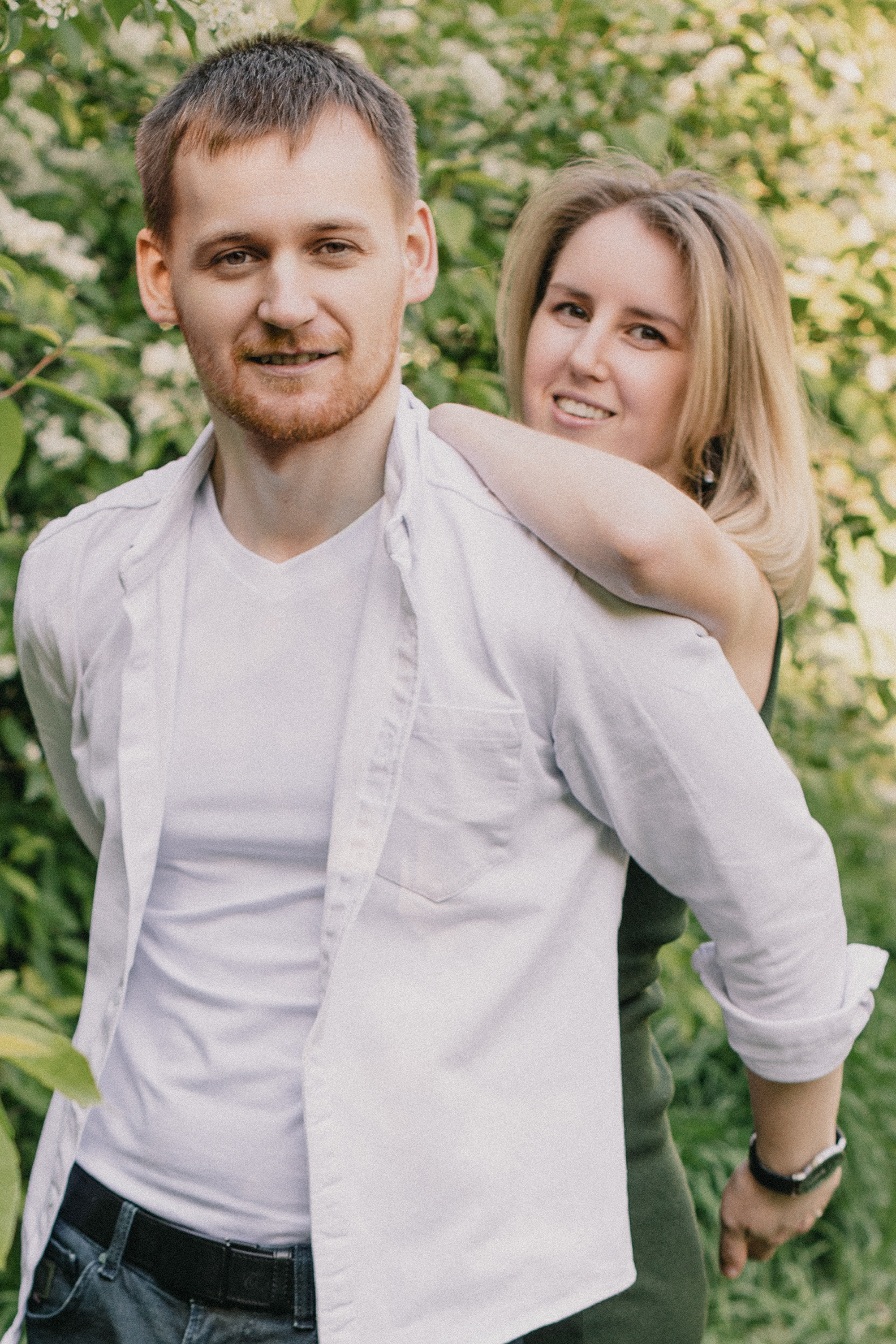 Фотосессия для пары в цветущих яблонях в Москве