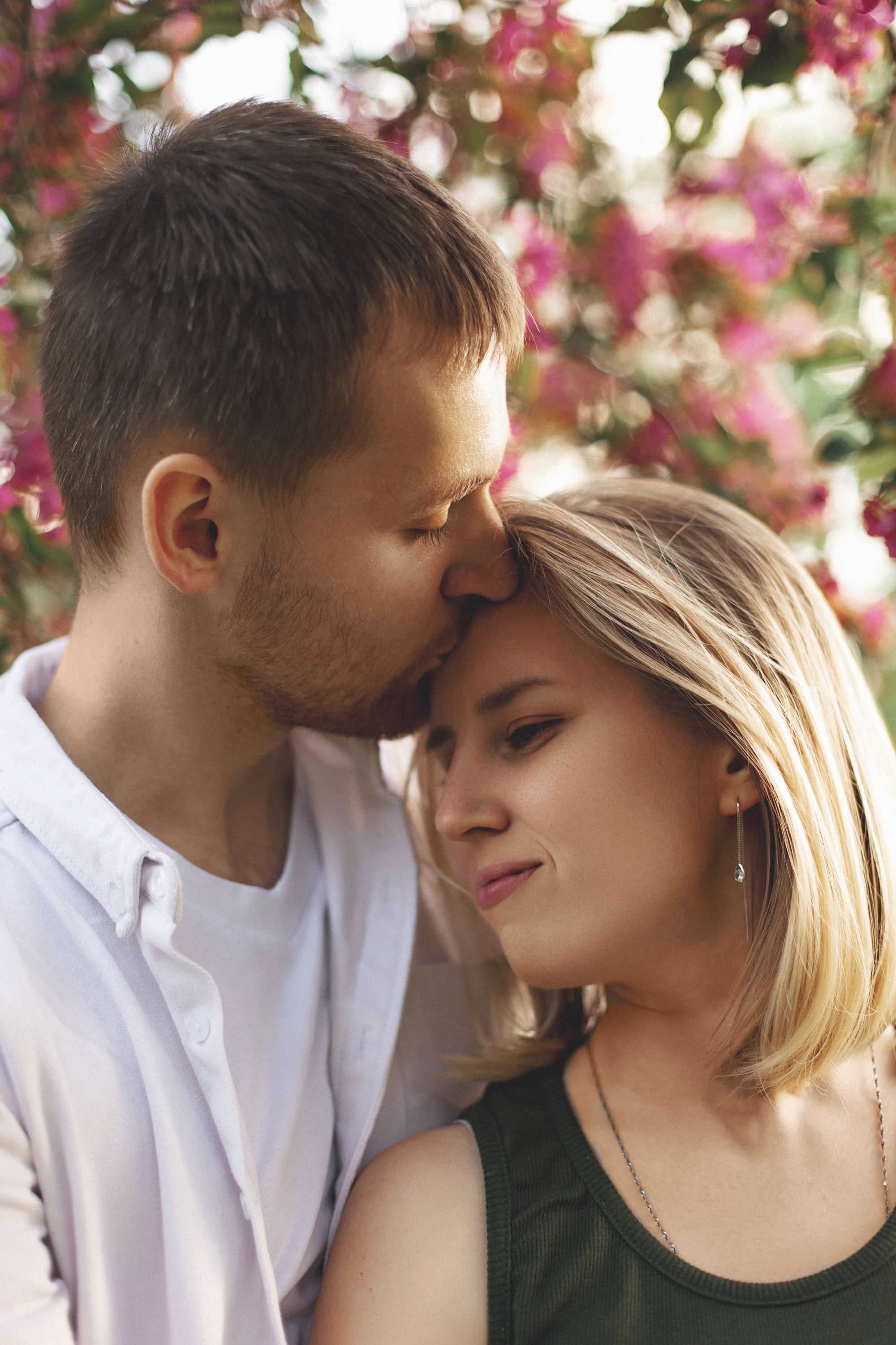 весенняя фотосессия для влюбленной пары в цветущих яблонях