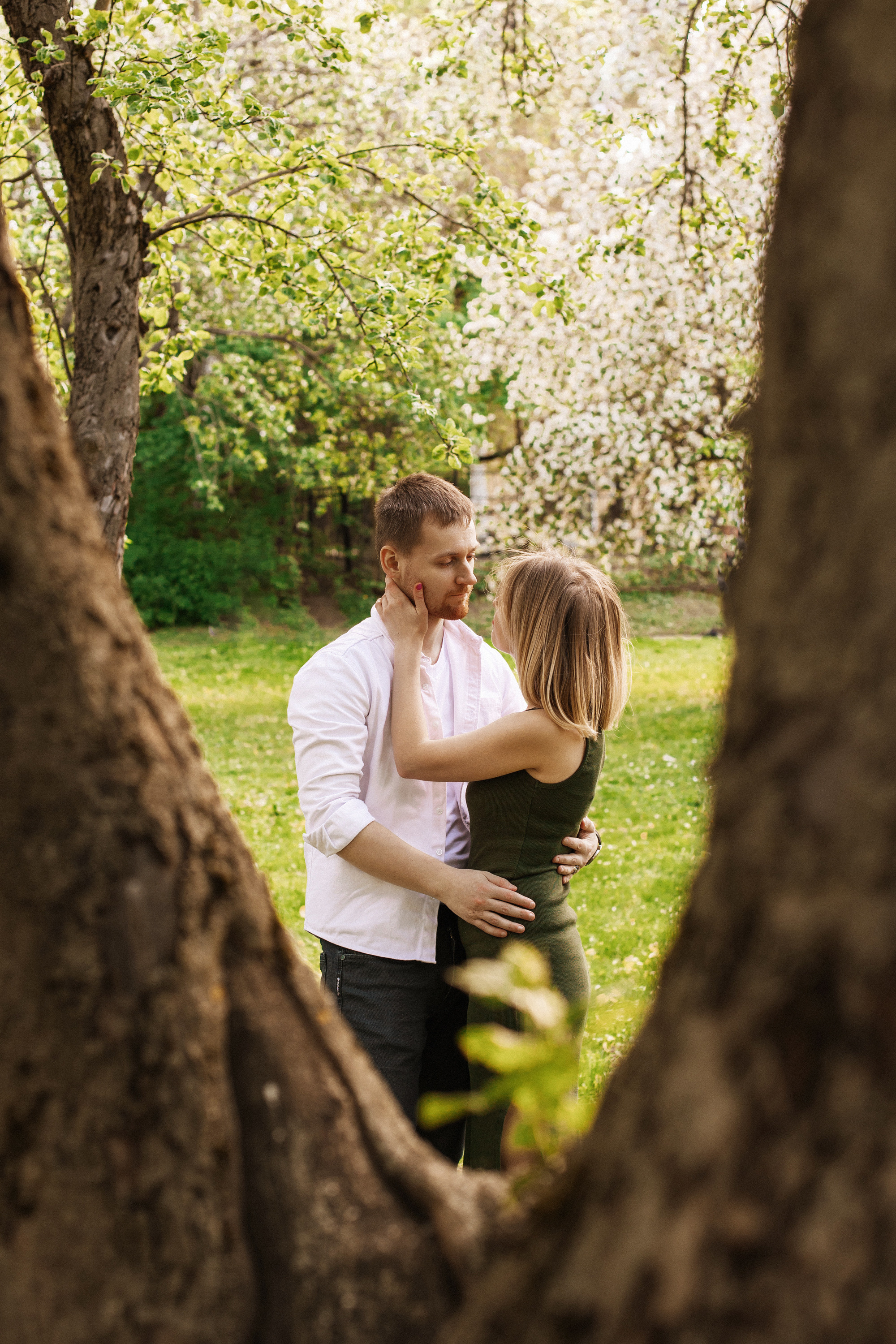 Фотосессия для пары в цветущих яблонях в Москве