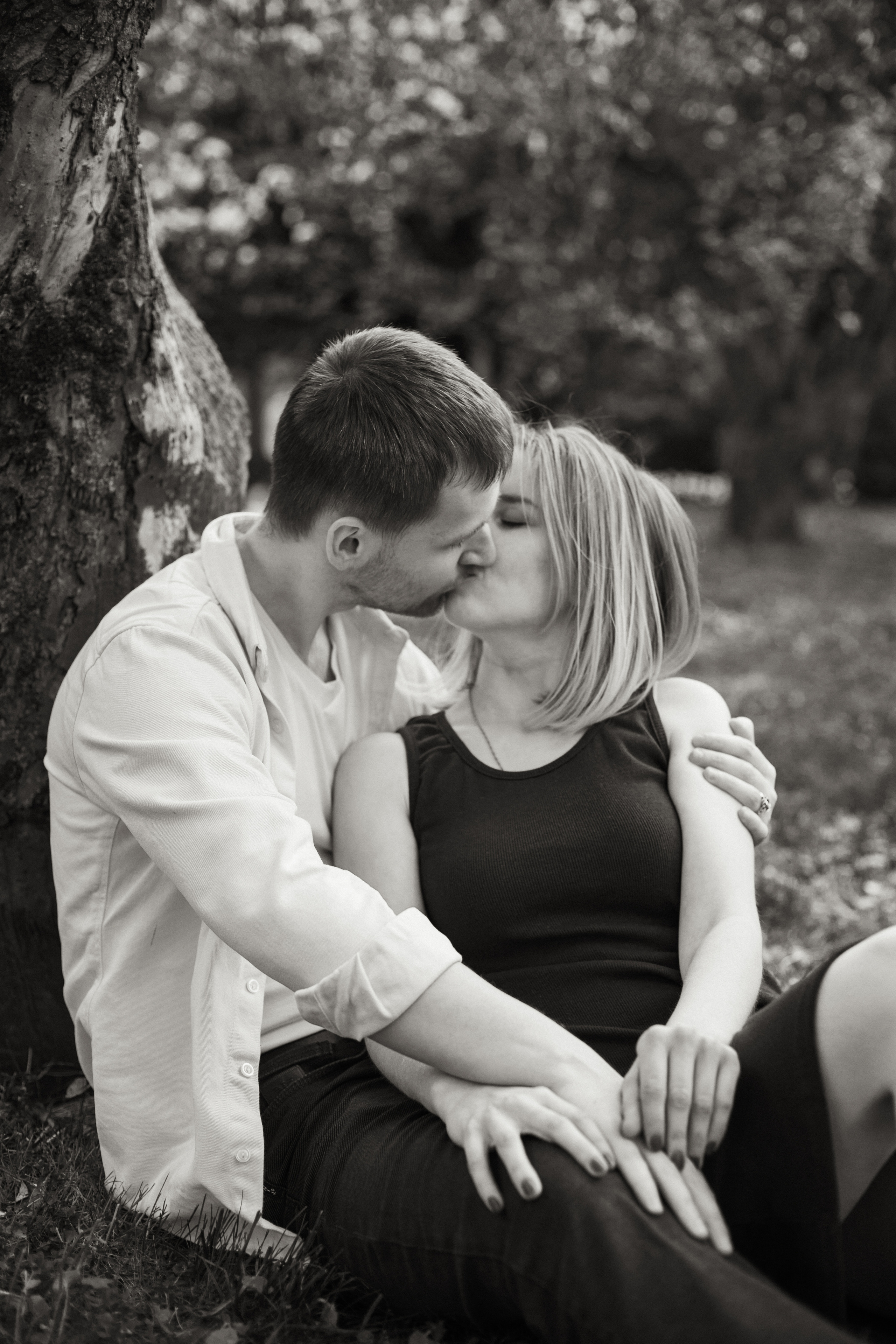 Фотосессия для пары в цветущих яблонях в Москве