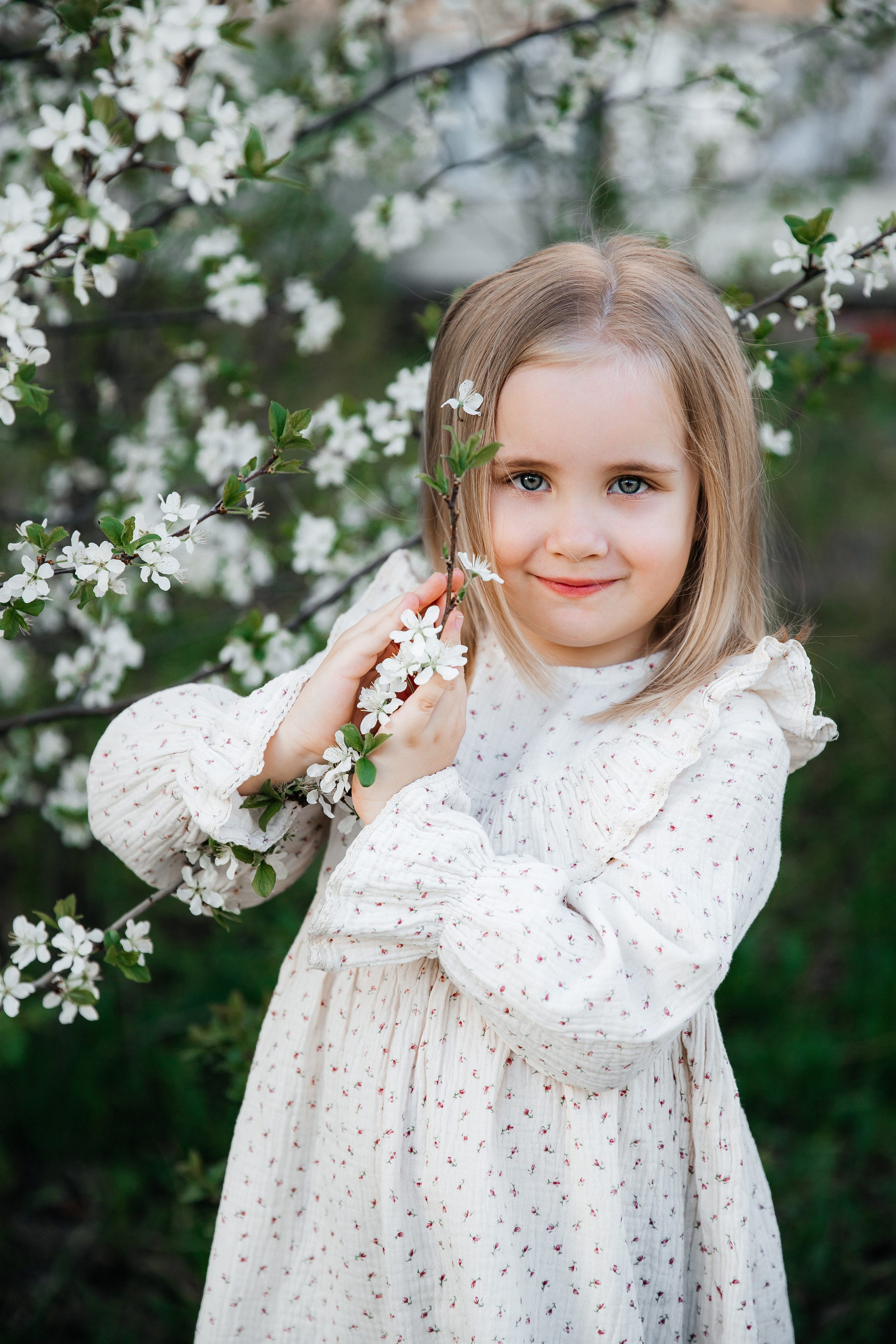 Катя и Маша в вишне. Семейный фотограф документалист в Пензе Лопатинская Татья