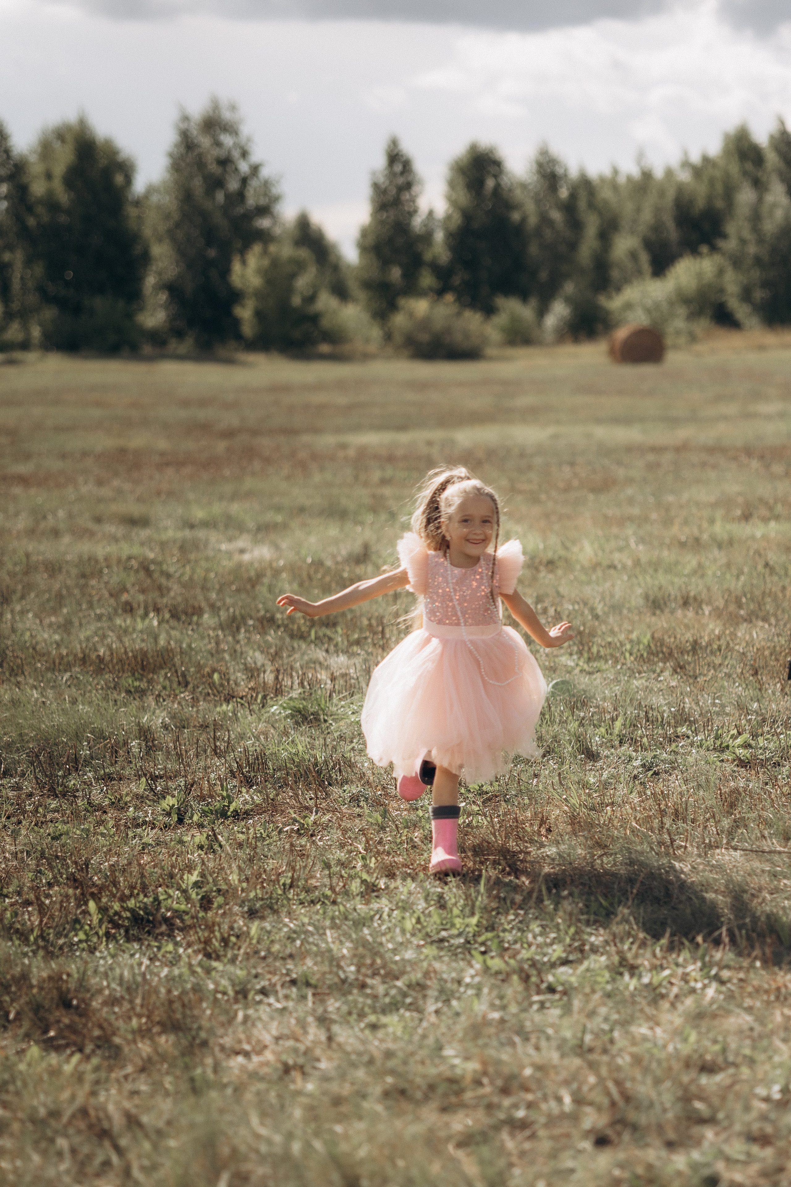 Вика и Миша на сене. Семейный фотограф lifestyle в Новосибирске Елена Шпилевая