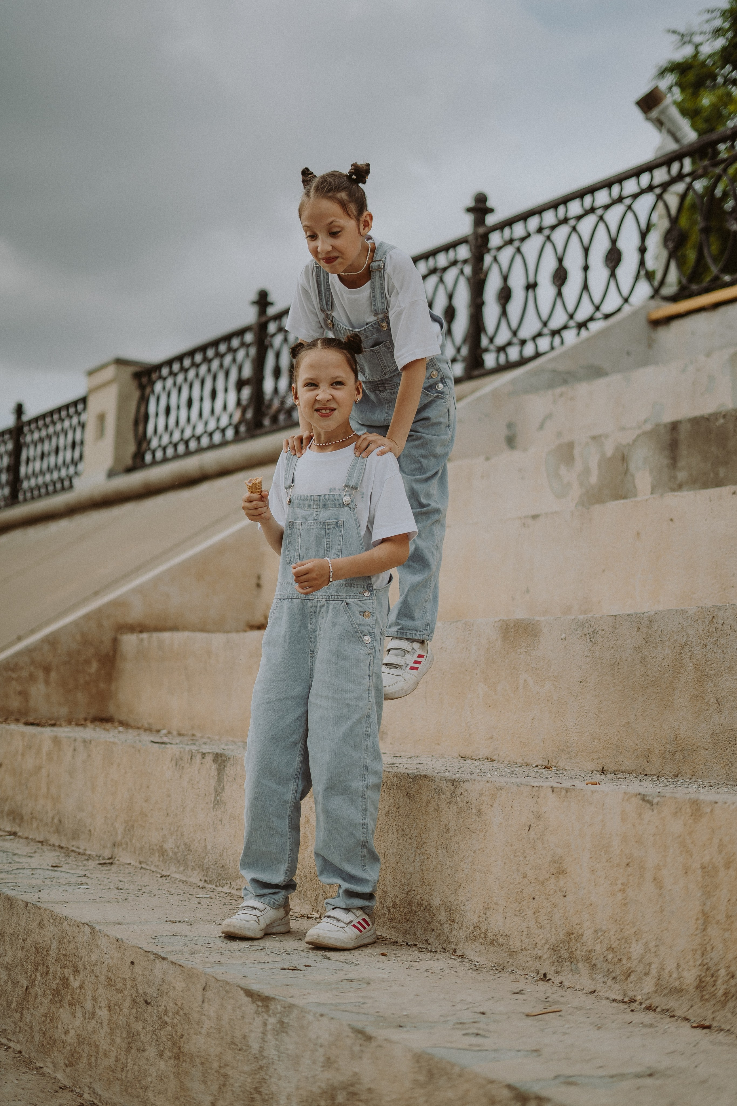 Летняя фотосессия близняшек. Фотограф сахалин