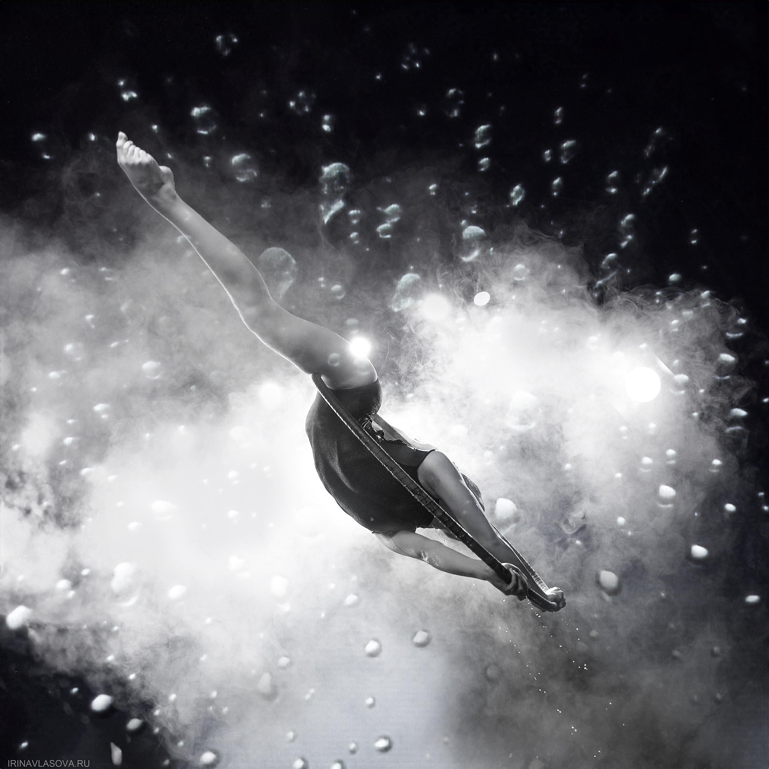 студийная фотосессия с водой для гимнастки