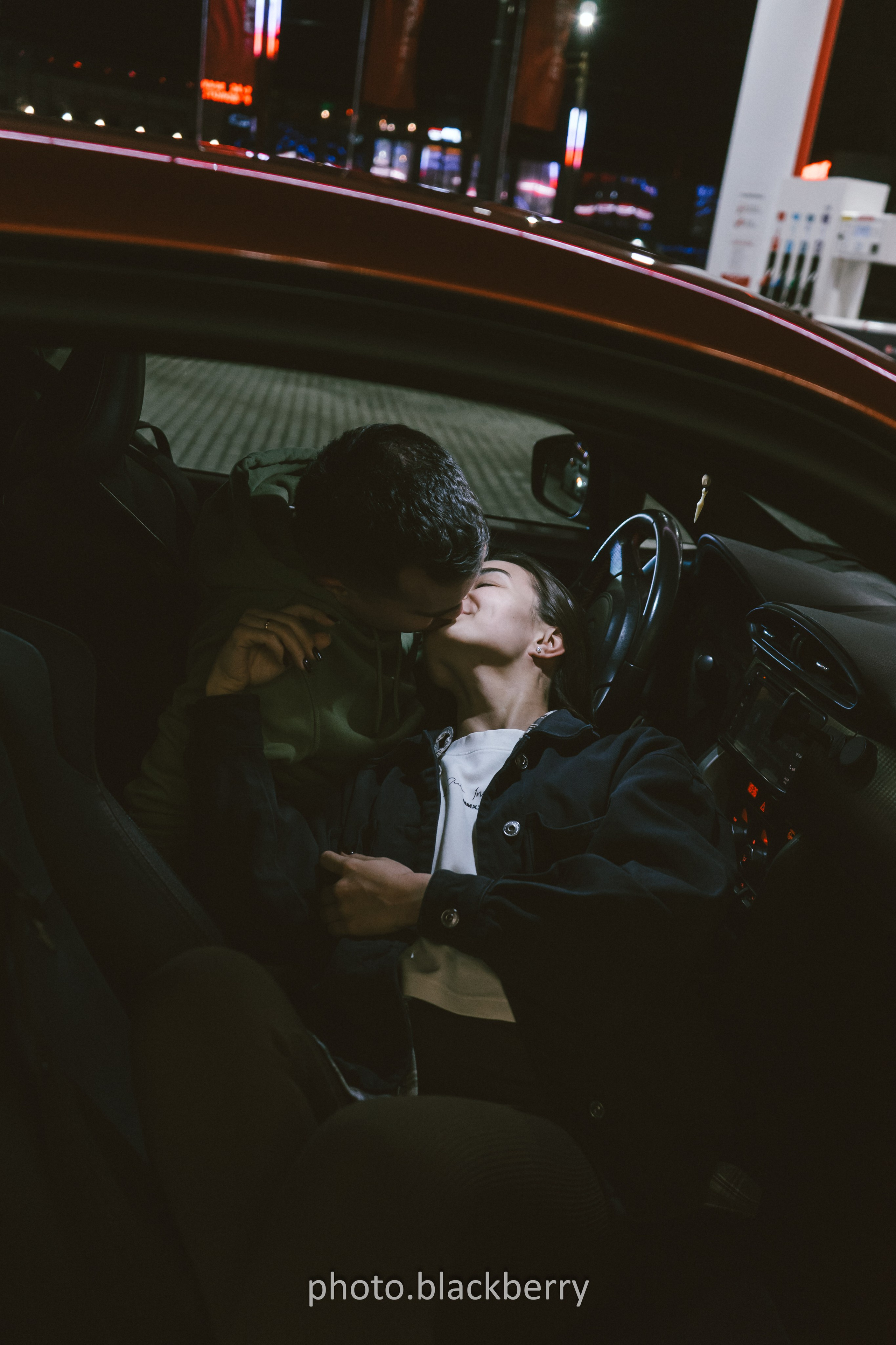 Love x story. Люблю снимать не только эмоции людей, но и автомобили.Живу в Челябинске, ну и конечно как же без путешествий по городам