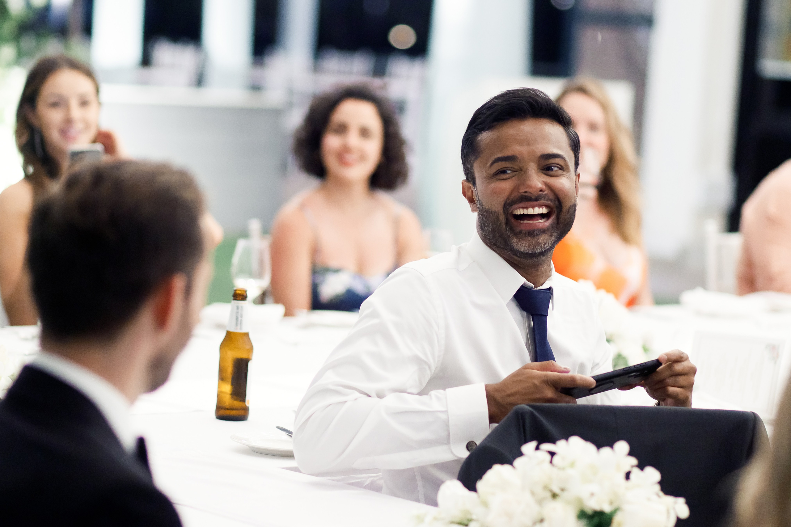 гости смеются за праздничным столом