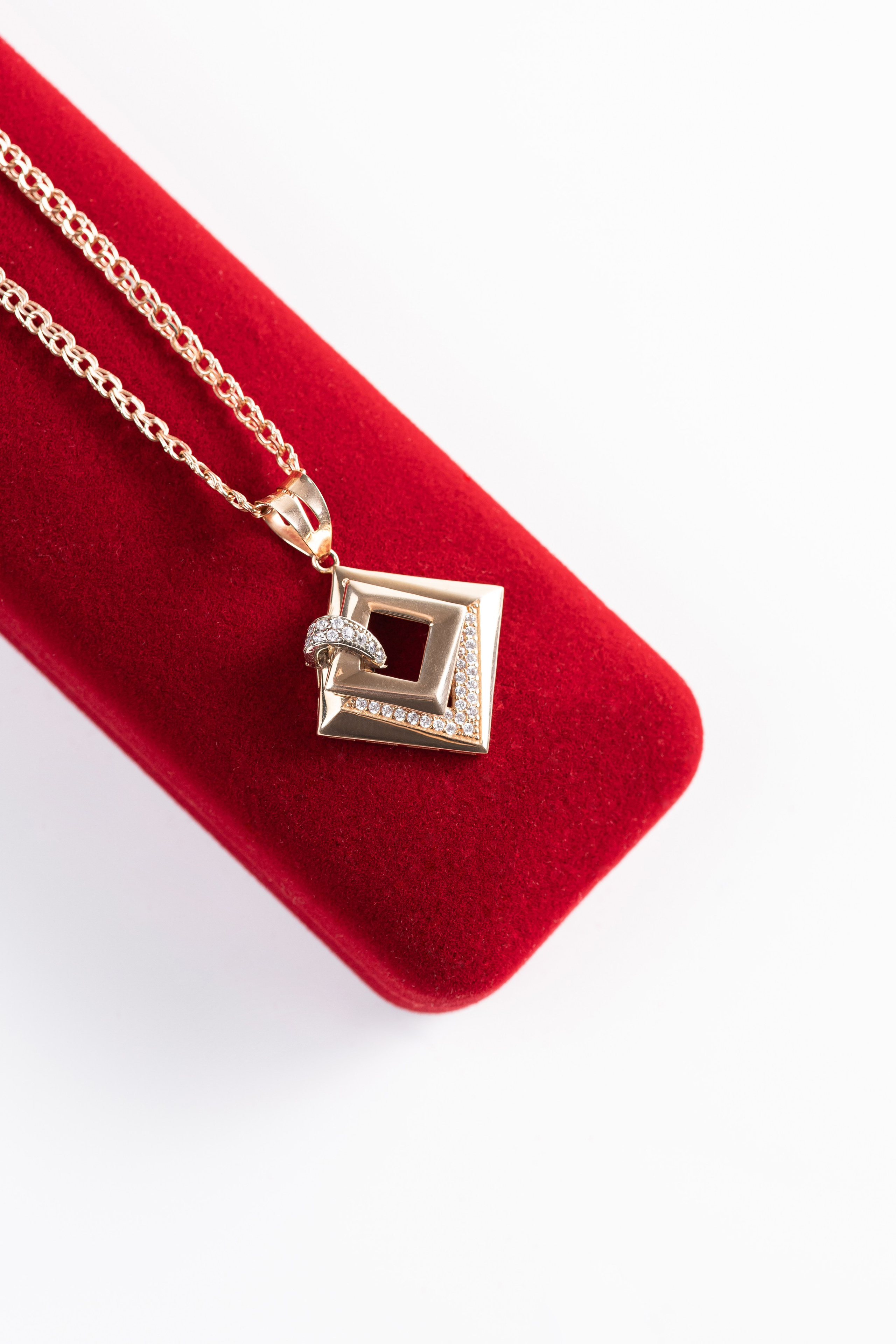 Рекламная фотография золотого кулона с цепью в городе Астана