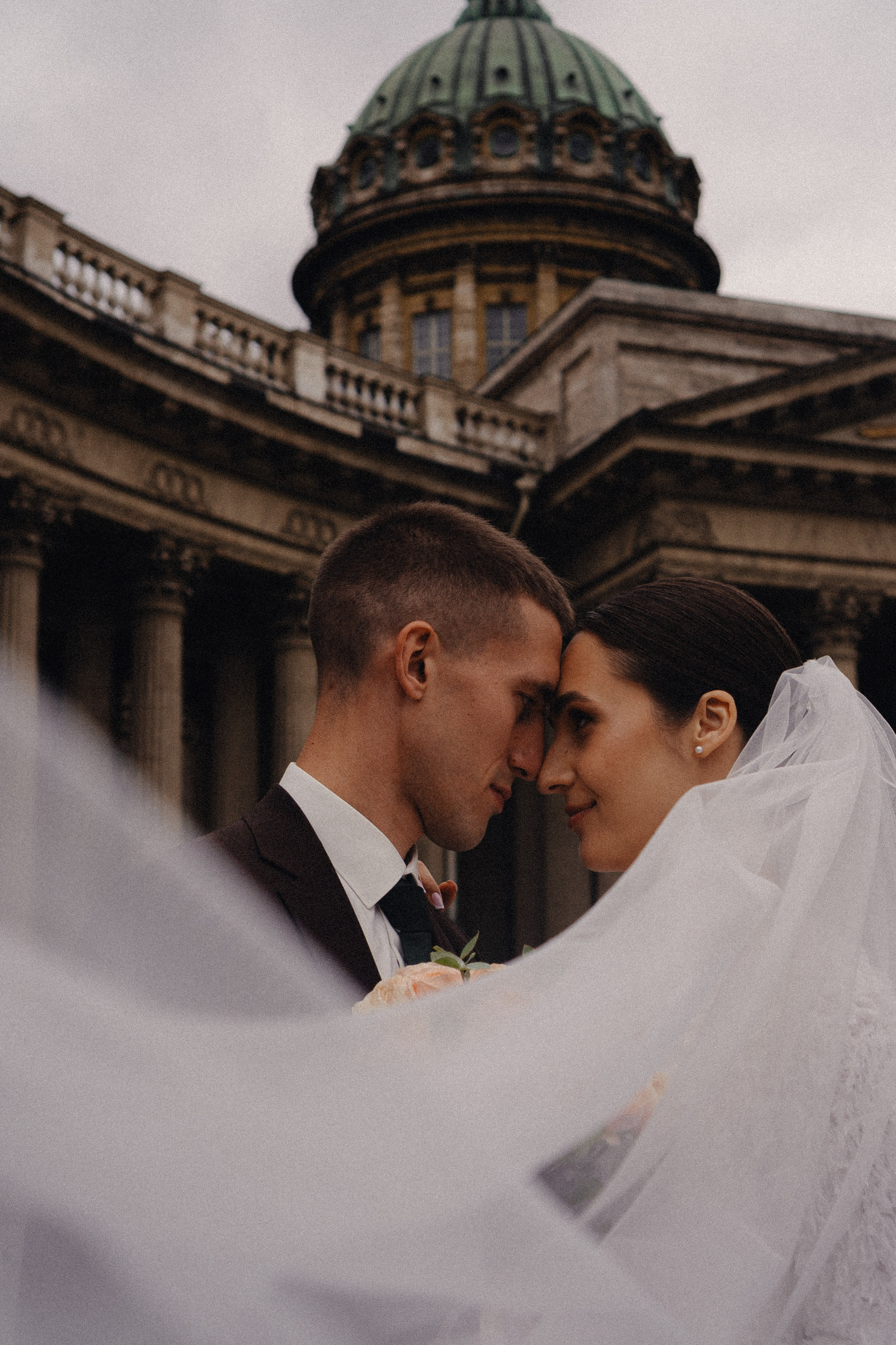 СВАДЕБНАЯ ПРОГУЛКА В САНТК-ПЕТЕРБУРГЕ (ИСАКИЕВСКИЙ СОБОР, ЗИМНЯЯ КАНАВКА, ЭРМИТАЖ И БОЛЬШАЯ МОРСКАЯ УЛИЦА). Профессиональный фотограф, Санкт-Петербург — Виктория Богомолова